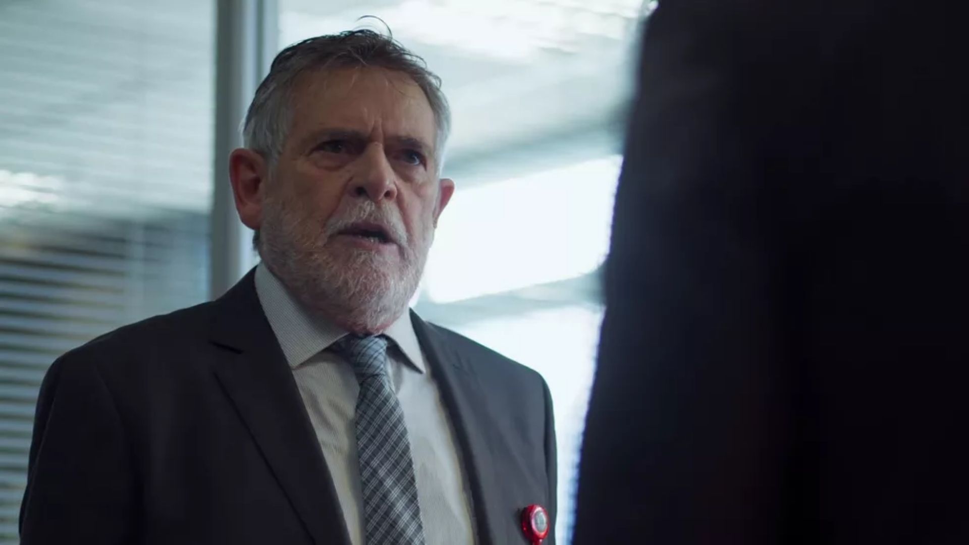 Um Lugar ao Sol: Santiago descobre ‘podre’ de Christian/Renato e o escorraça da presidência
