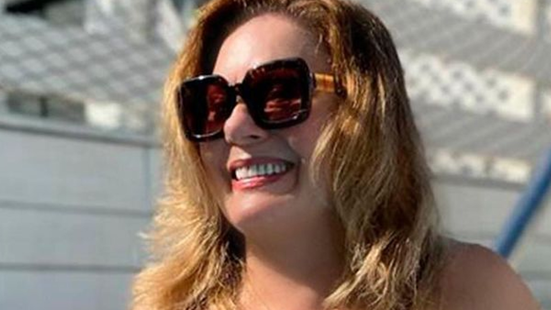 Aos 70 anos, Vera Fischer curte festa na piscina com maiô decotado: “Arrasa”