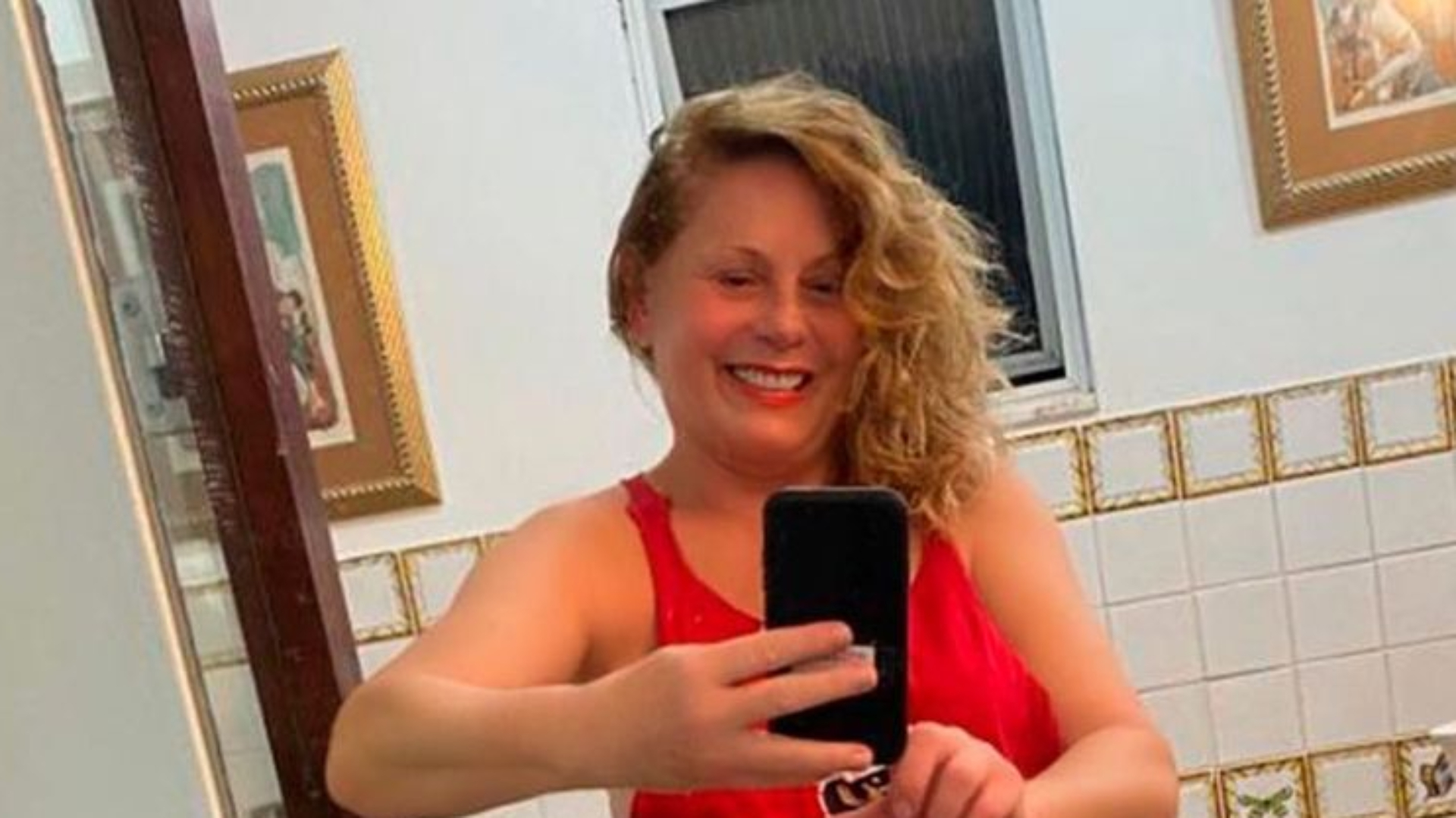 Vera Fischer faz selfie só de calcinha e deixa pernões à mostra: “Maravilhosa”