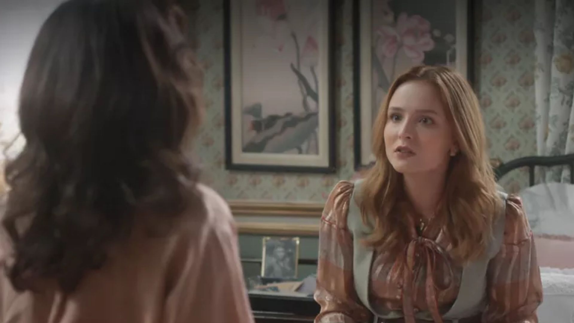 Além da Ilusão: Isadora fica em choque com pergunta indiscreta de Violeta: “Está?”