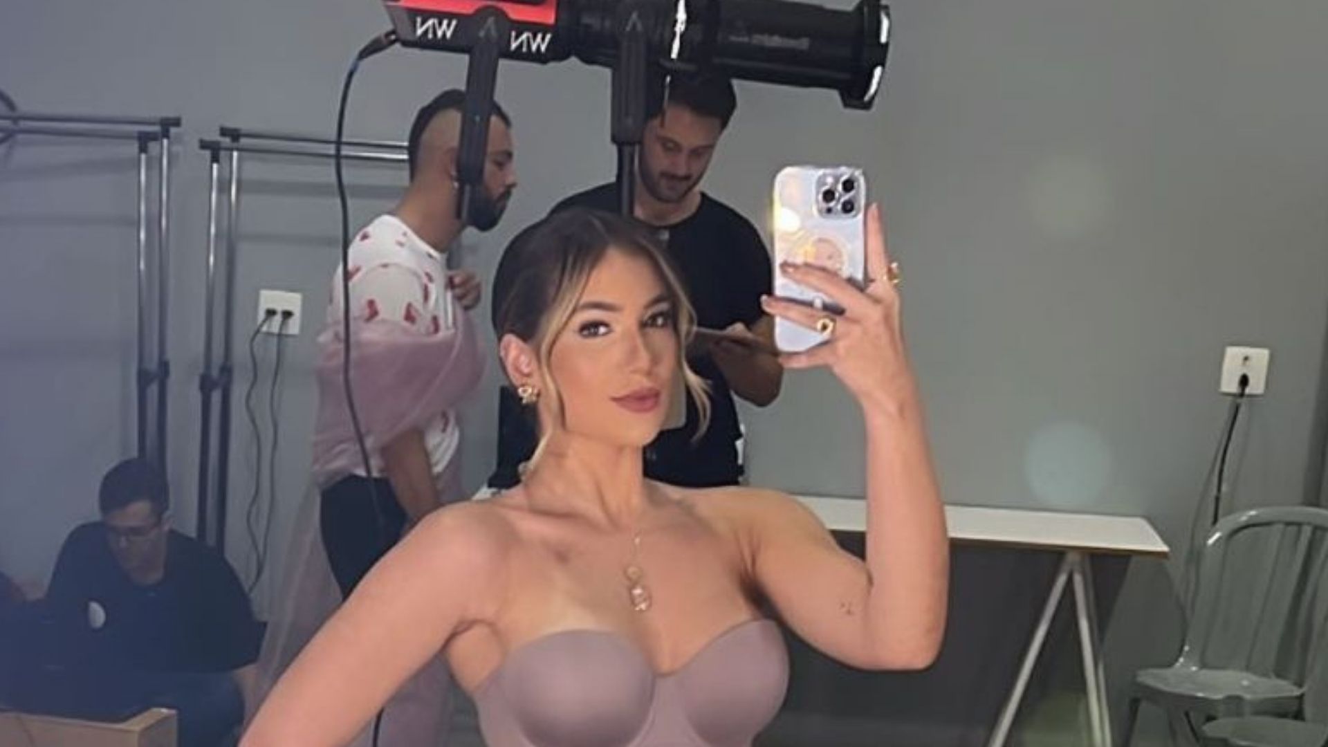 E a gravidez? Virgínia Fonseca posa só de sutiã e barriga trincada choca fãs