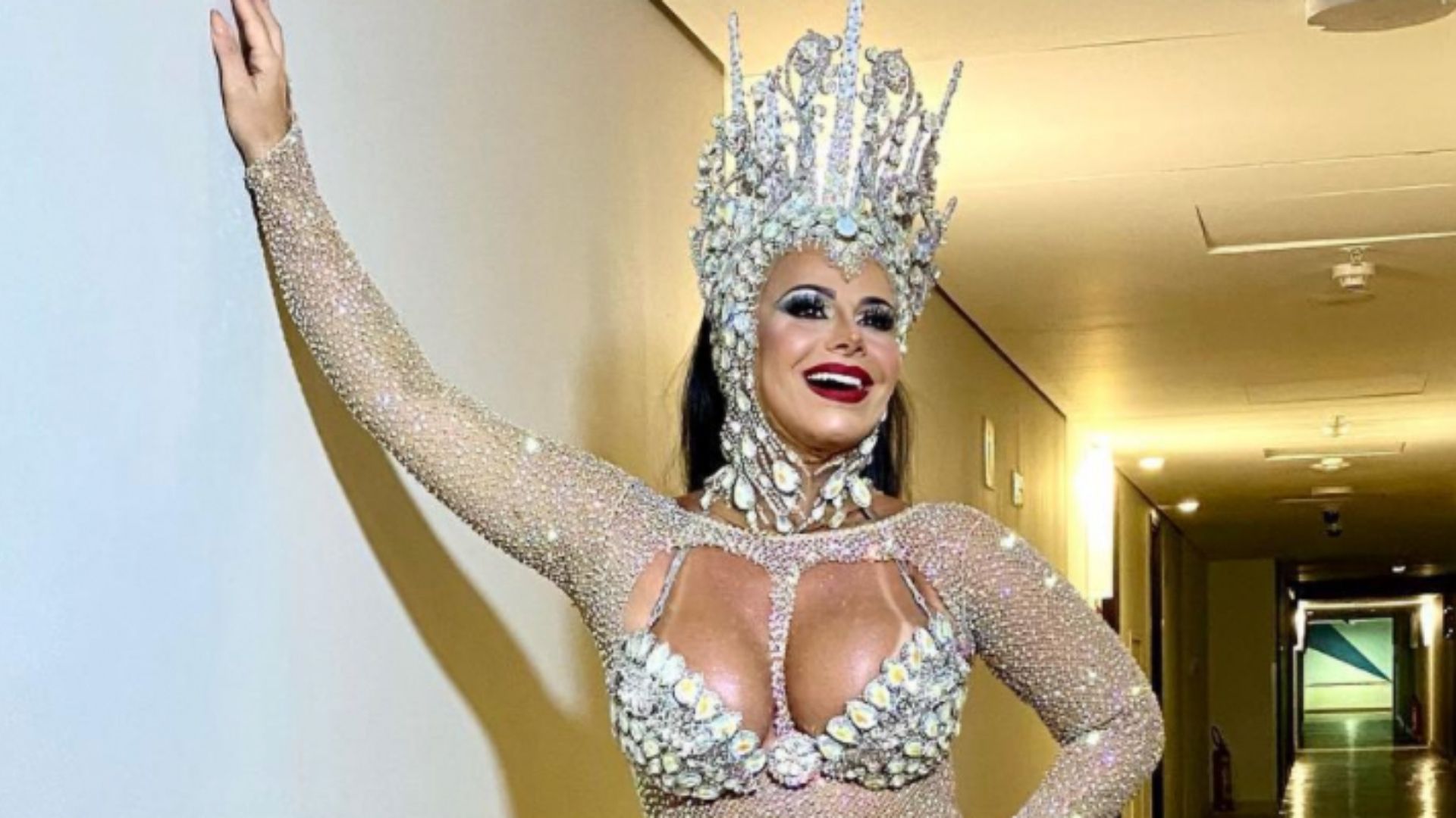 Grávida, Viviane Araújo ensaia para o Carnaval com malha colada e barriguinha aparece