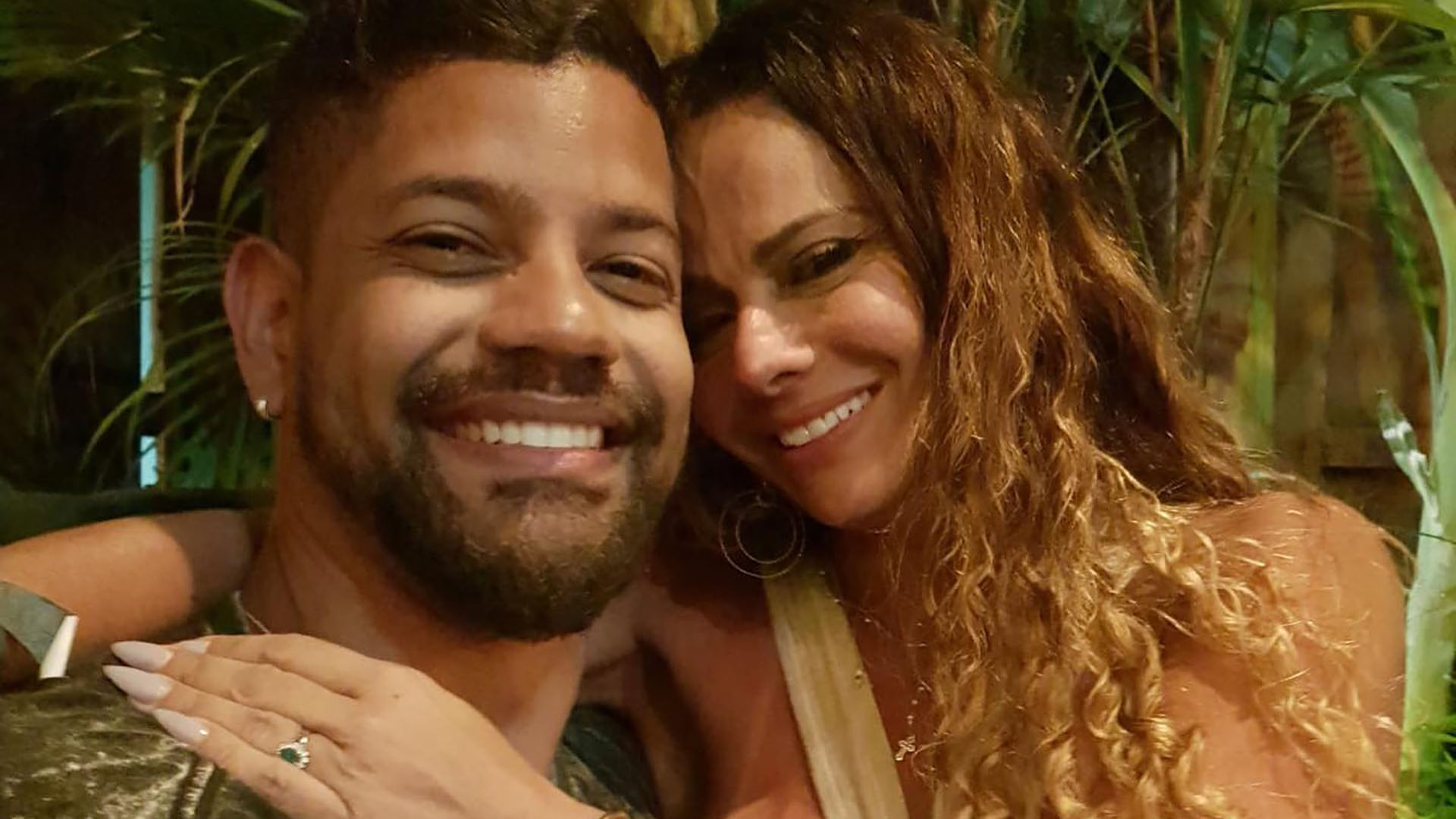 Viviane Araújo ganha chamego do marido e mostra barriguinha saliente: “Nós três”