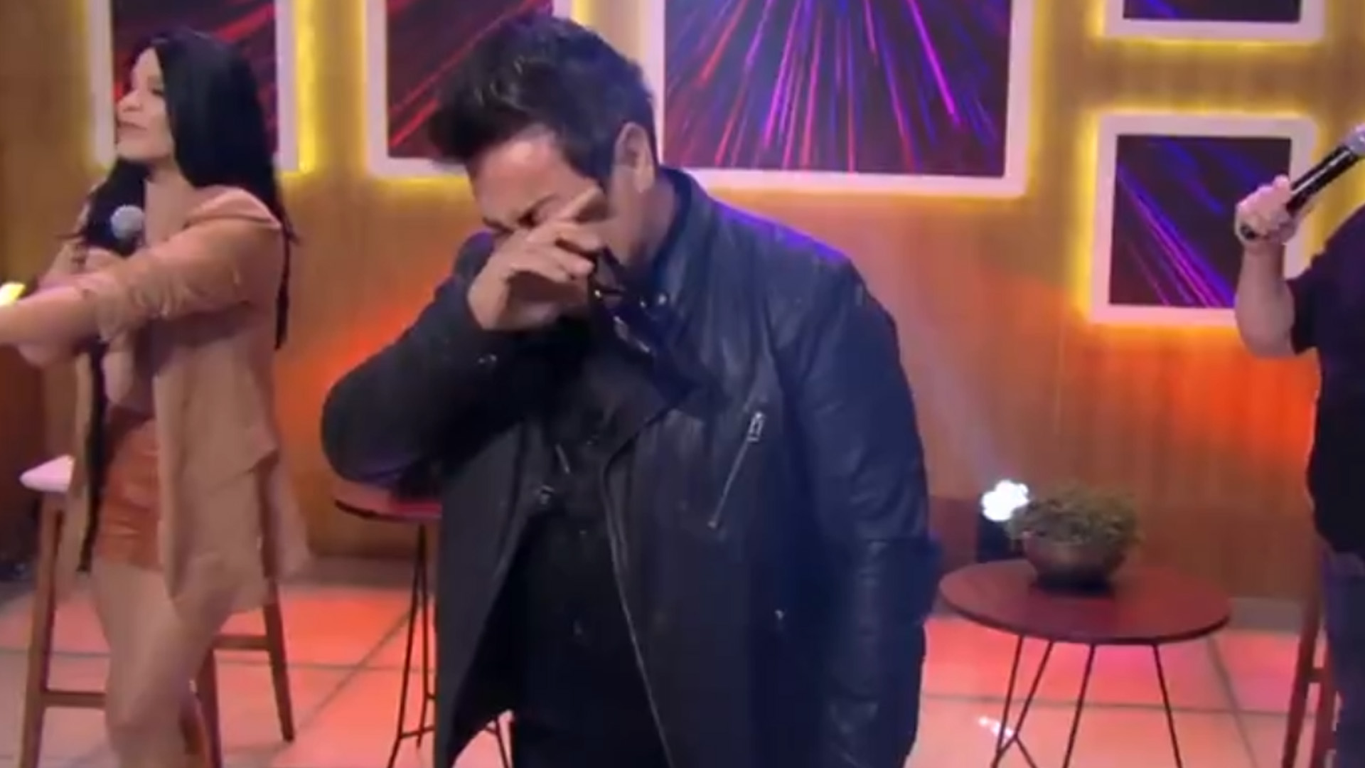 Ao vivo, vocalista do Calcinha Preta se engasga com as lágrimas: “Saudades”