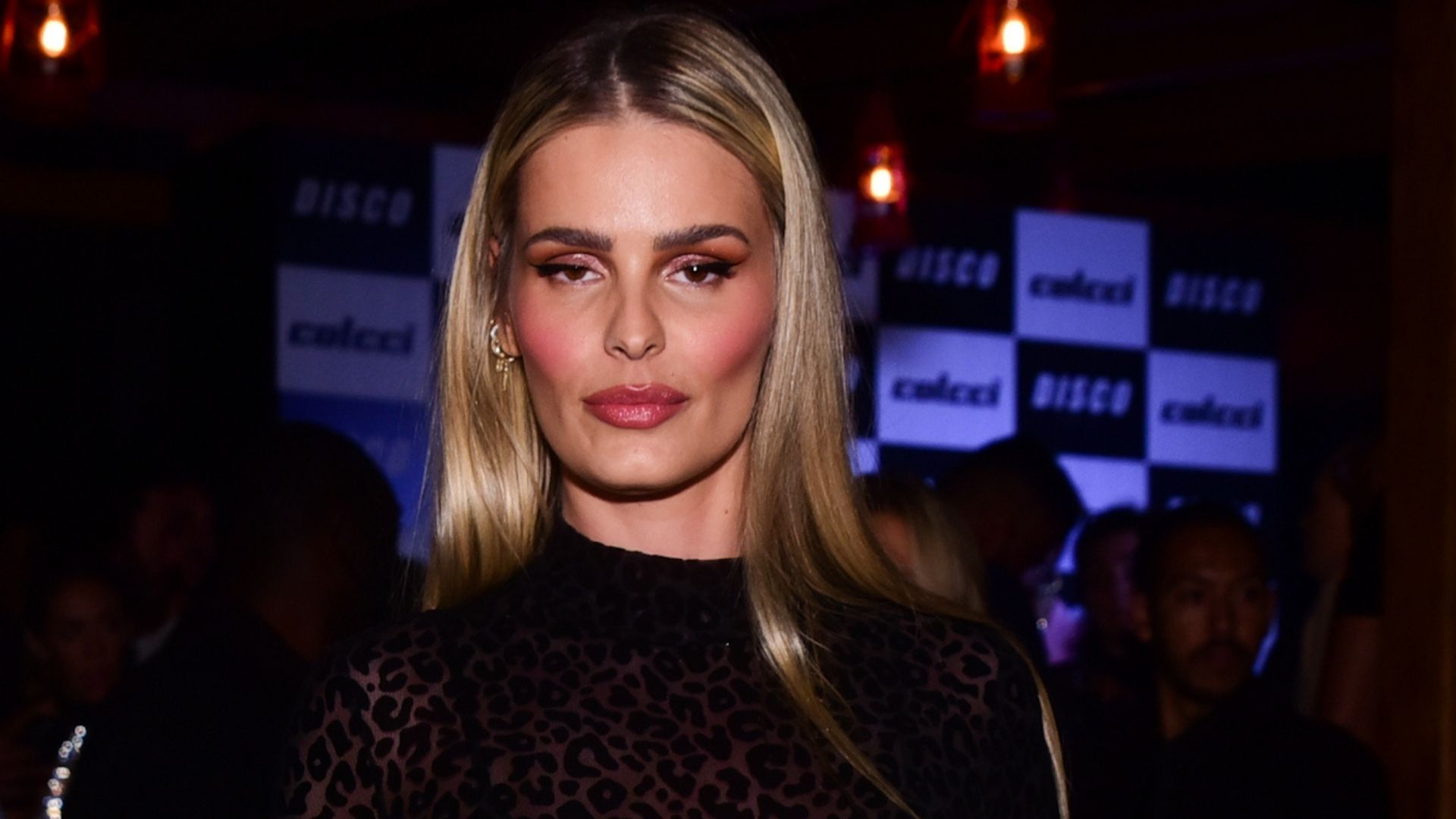 Ousada! Yasmin Brunet deixa calcinha e sutiã aparecer com look totalmente transparente