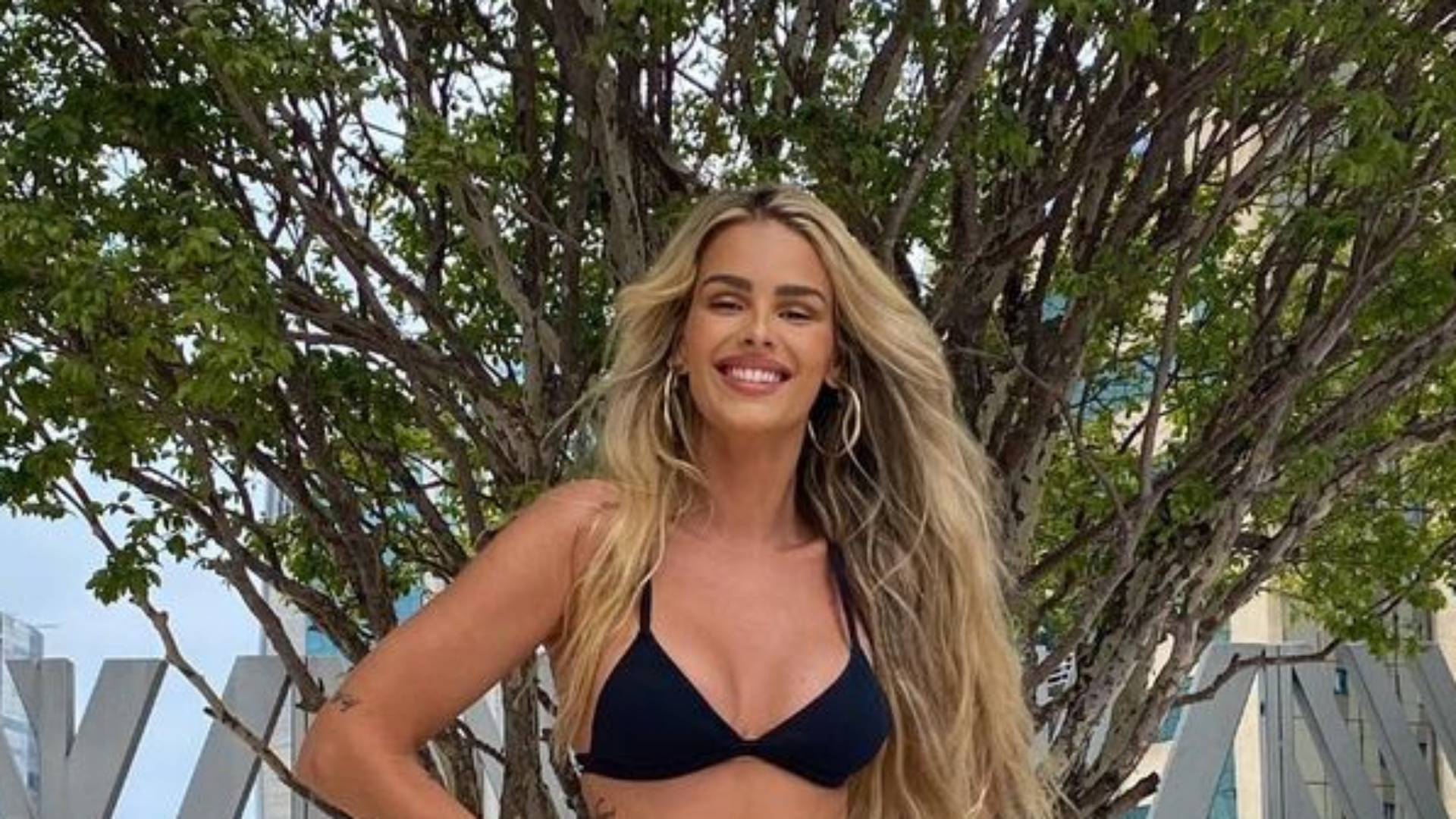 Ex de Gabriel Medina, Yasmin Brunet sensualiza de biquíni e corpão impressiona