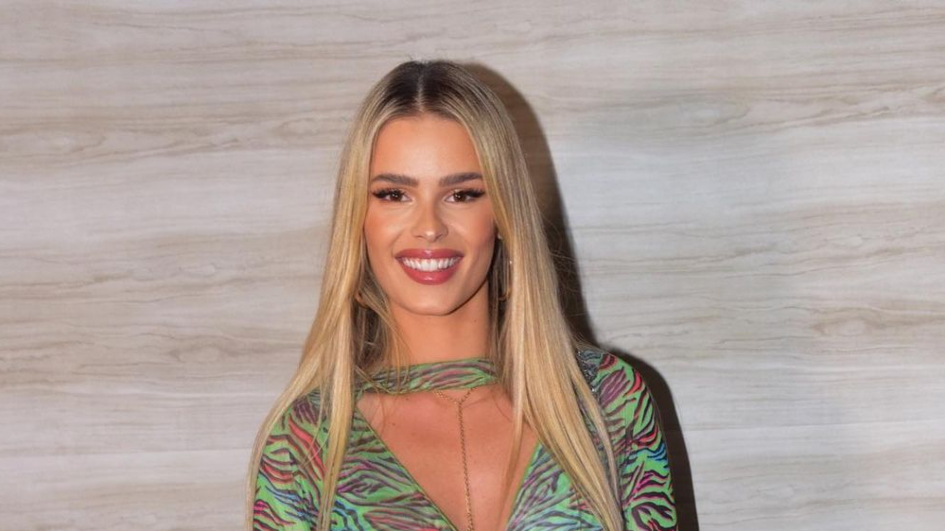 Yasmin Brunet elege microvestido transparente com recorte estratégico: “Perfeita”