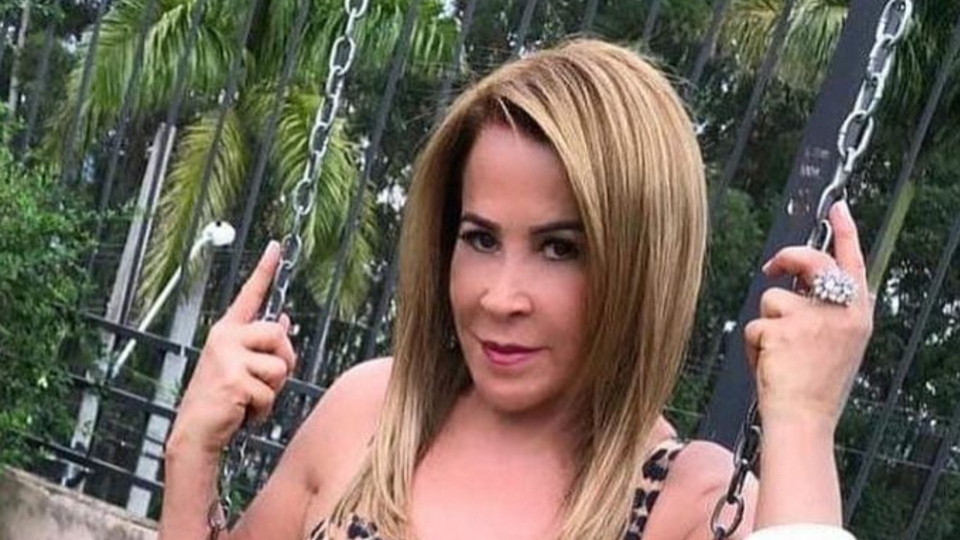 Zilu Camargo ressalta curvas do corpão em vestidinho ousado de oncinha: “Arrasou”
