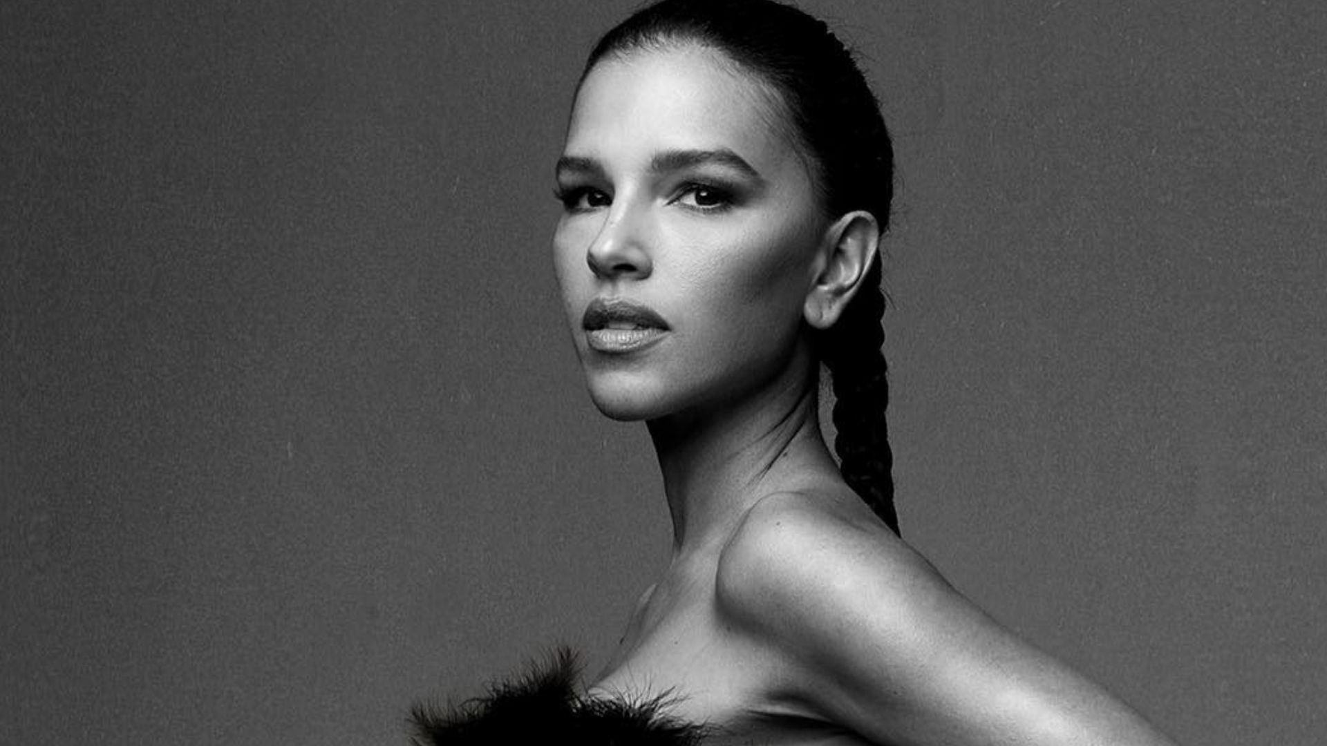 Mariana Rios abusa da sensualidade com minissaia rendada e empina bumbum: “Deusa”