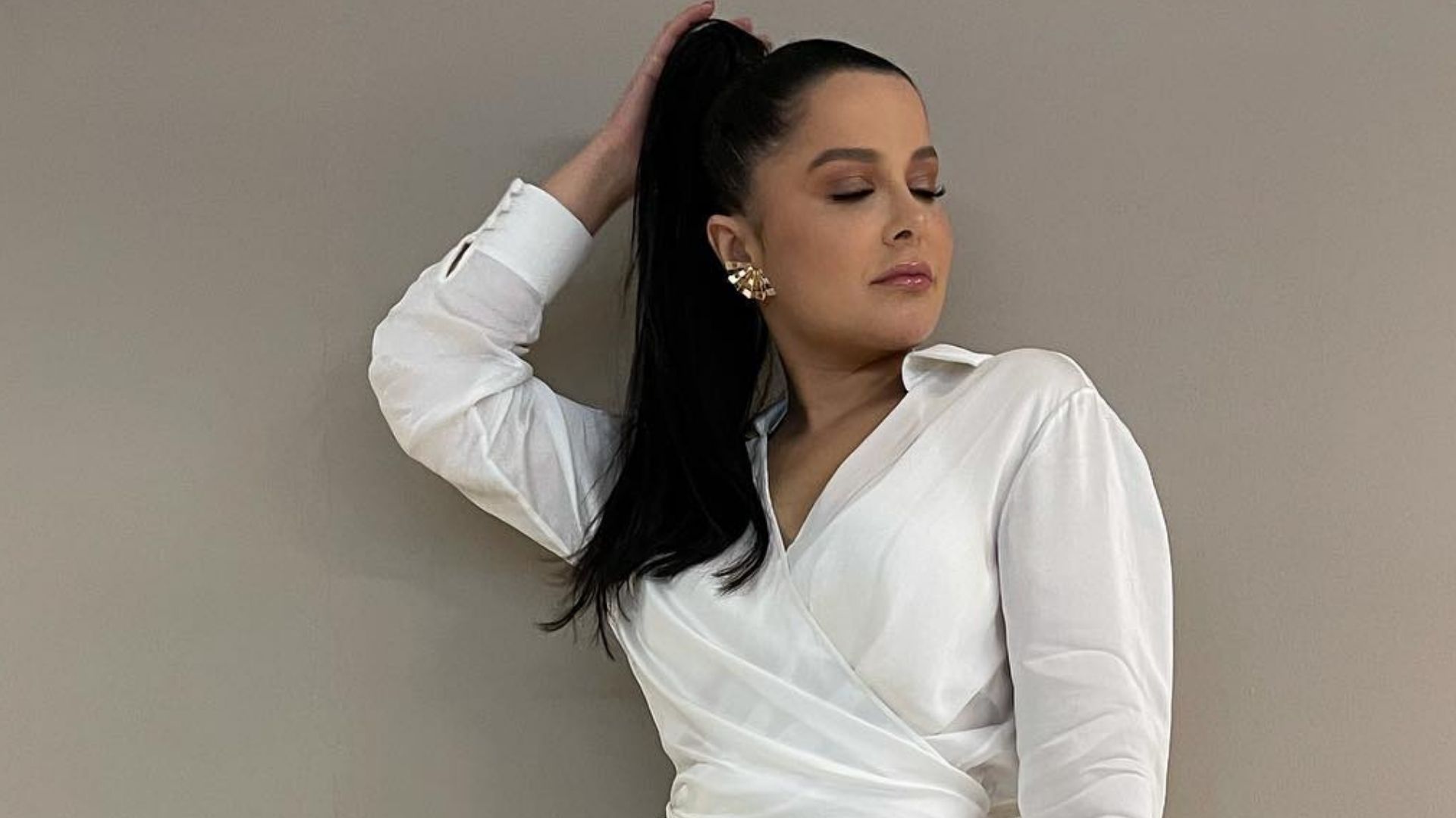 Maraisa posa com vestido branco justíssimo e exibe coxas grossas: “Que mulher”