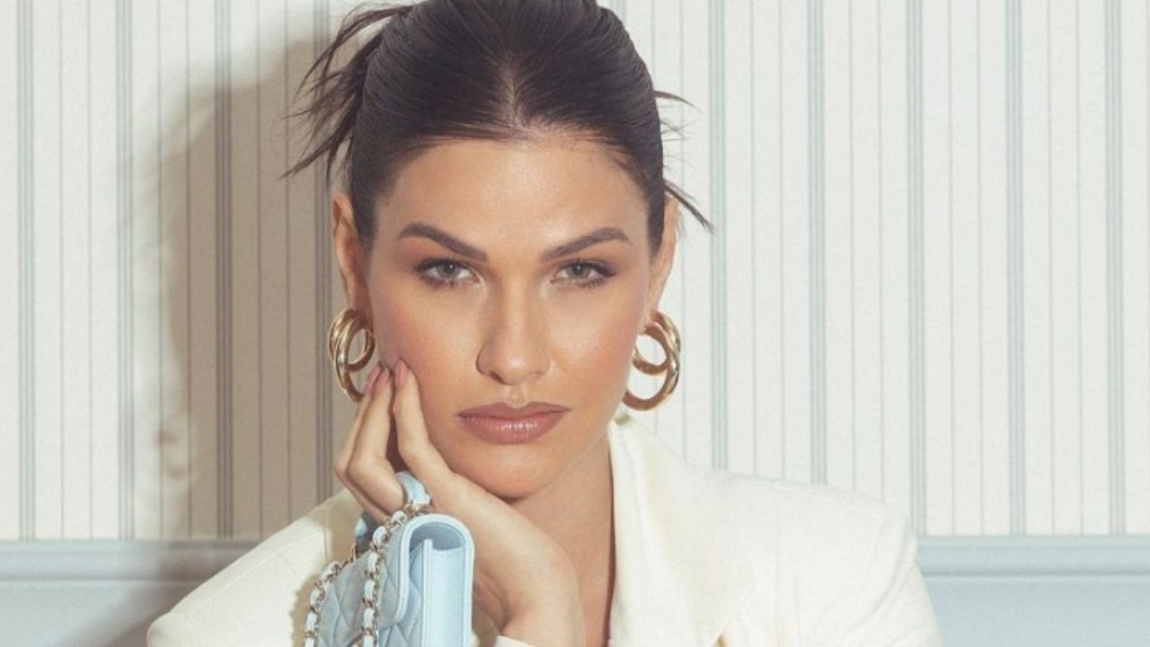 Andressa Suita causa com look sofisticado e barriga sarada à mostra: “Atitude”