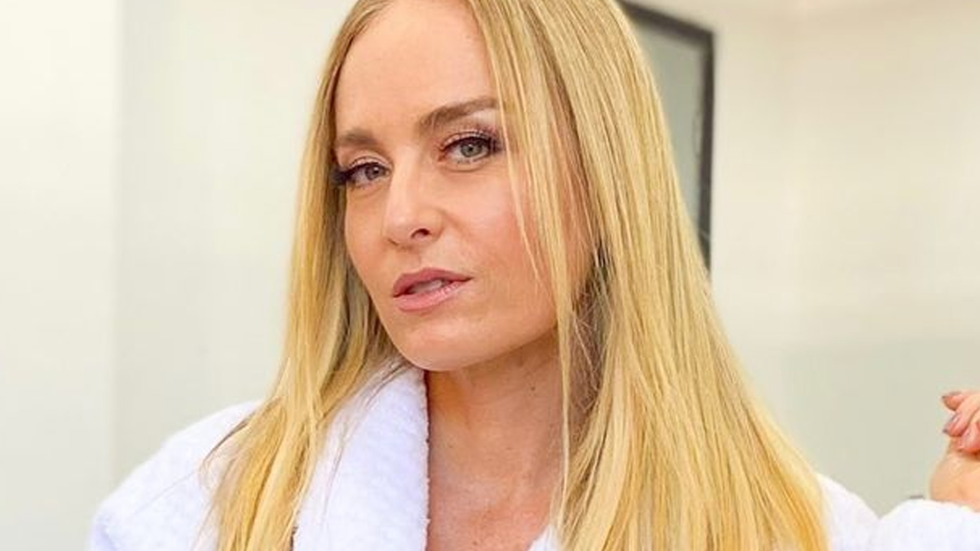 Angélica aparece só de roupão em bastidores e seduz: “Belíssima”