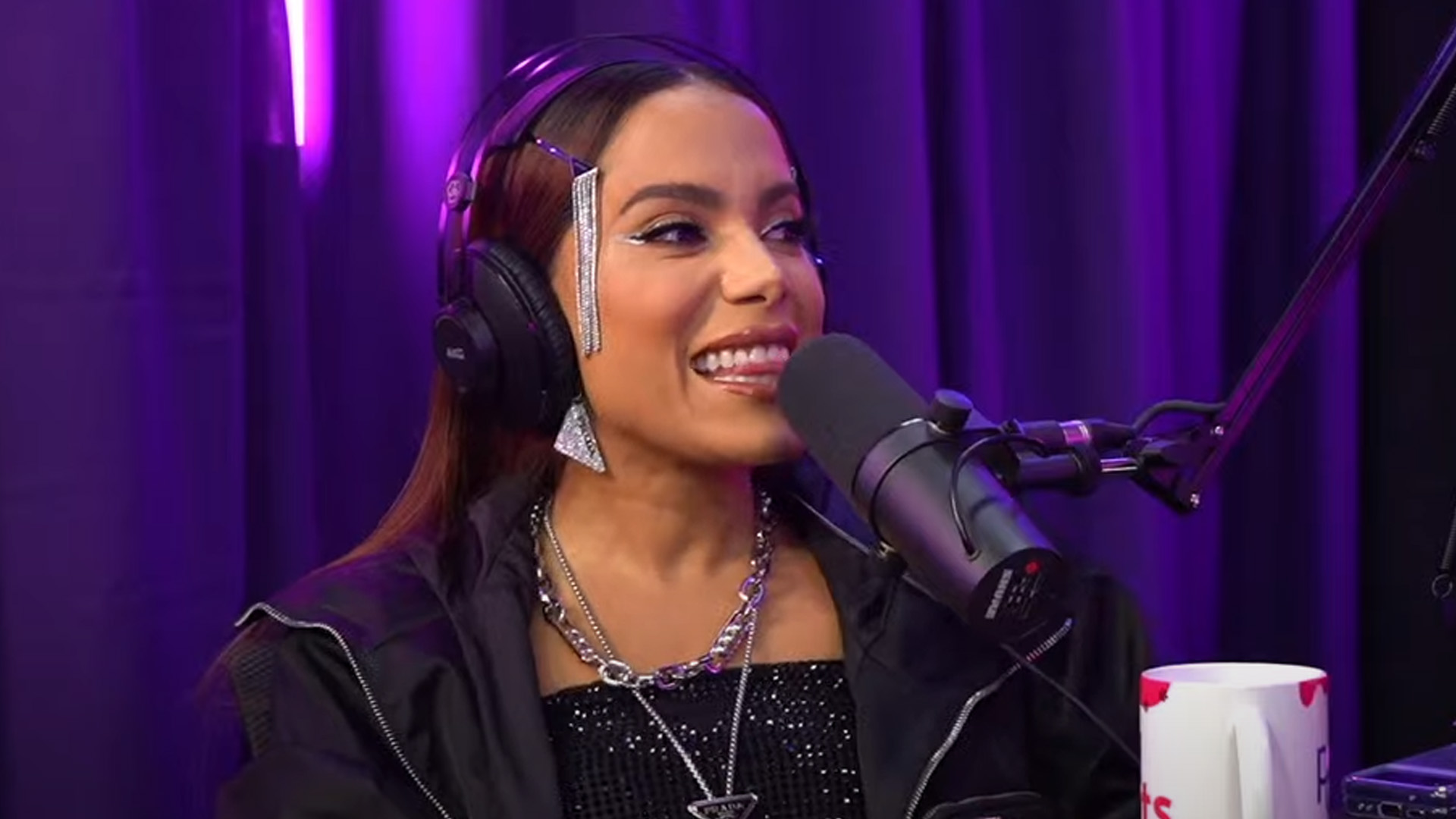 Anitta revela que família faz apostas de duração dos namoros: “Um bolão”