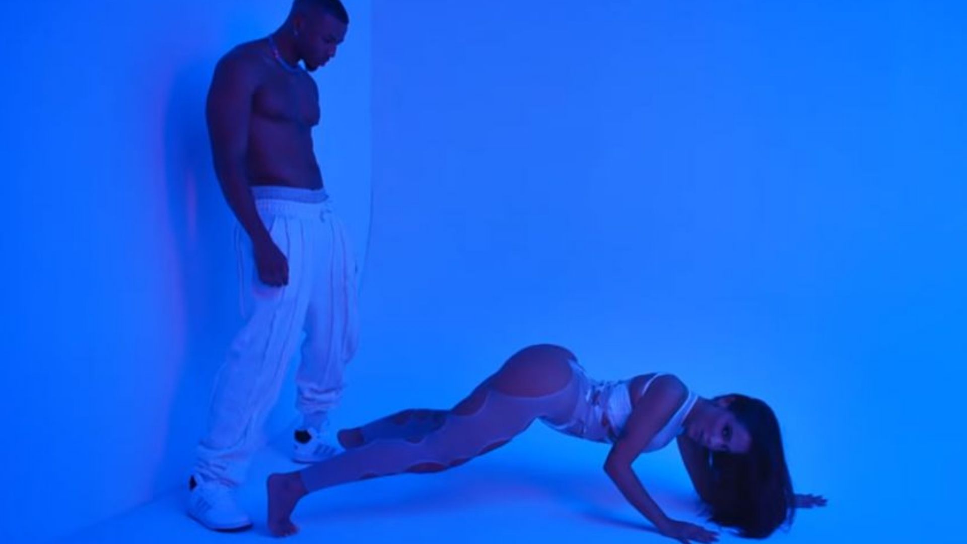 Dona de um bumbum exuberante, Anitta lança clipe com cenas quentes; assista