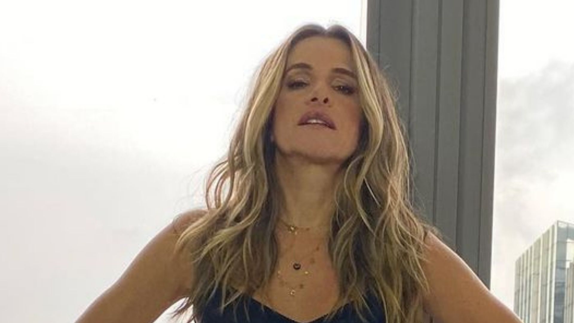 Aos 49 anos, Ingrid Guimarães desabafa sobre a ‘velhofobia’: “Luto contra ela”