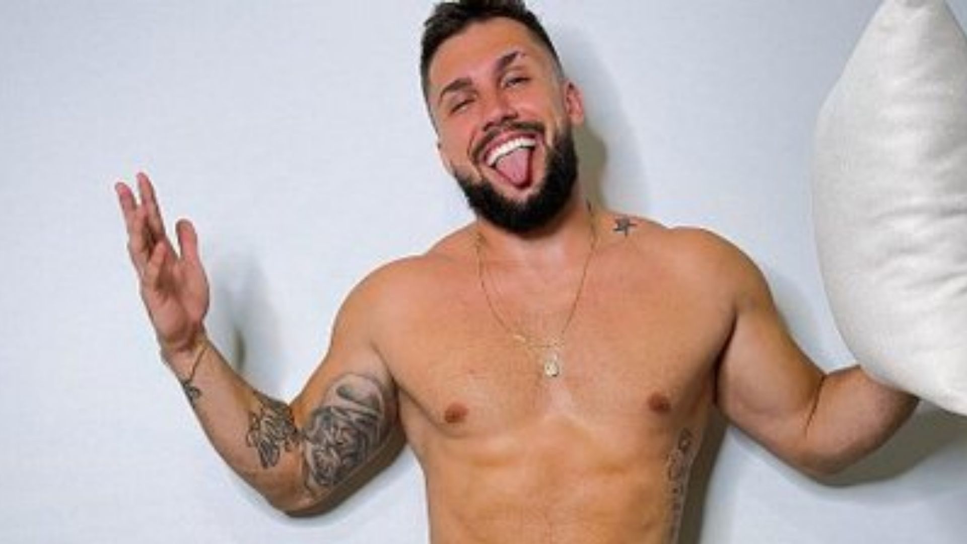 Ex-BBB Arthur Picoli insinua nudez em fotos nas redes sociais: “Gato demais”