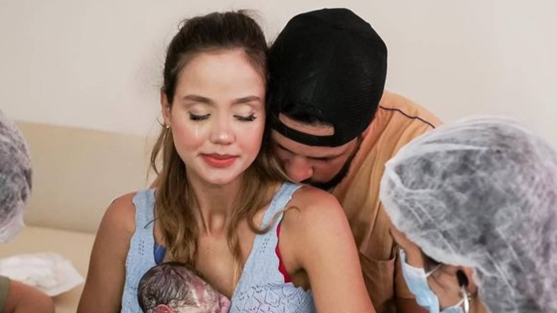 Esposa de Sorocaba revela momentos de tensão no parto da filha: “Cordão no pescoço”