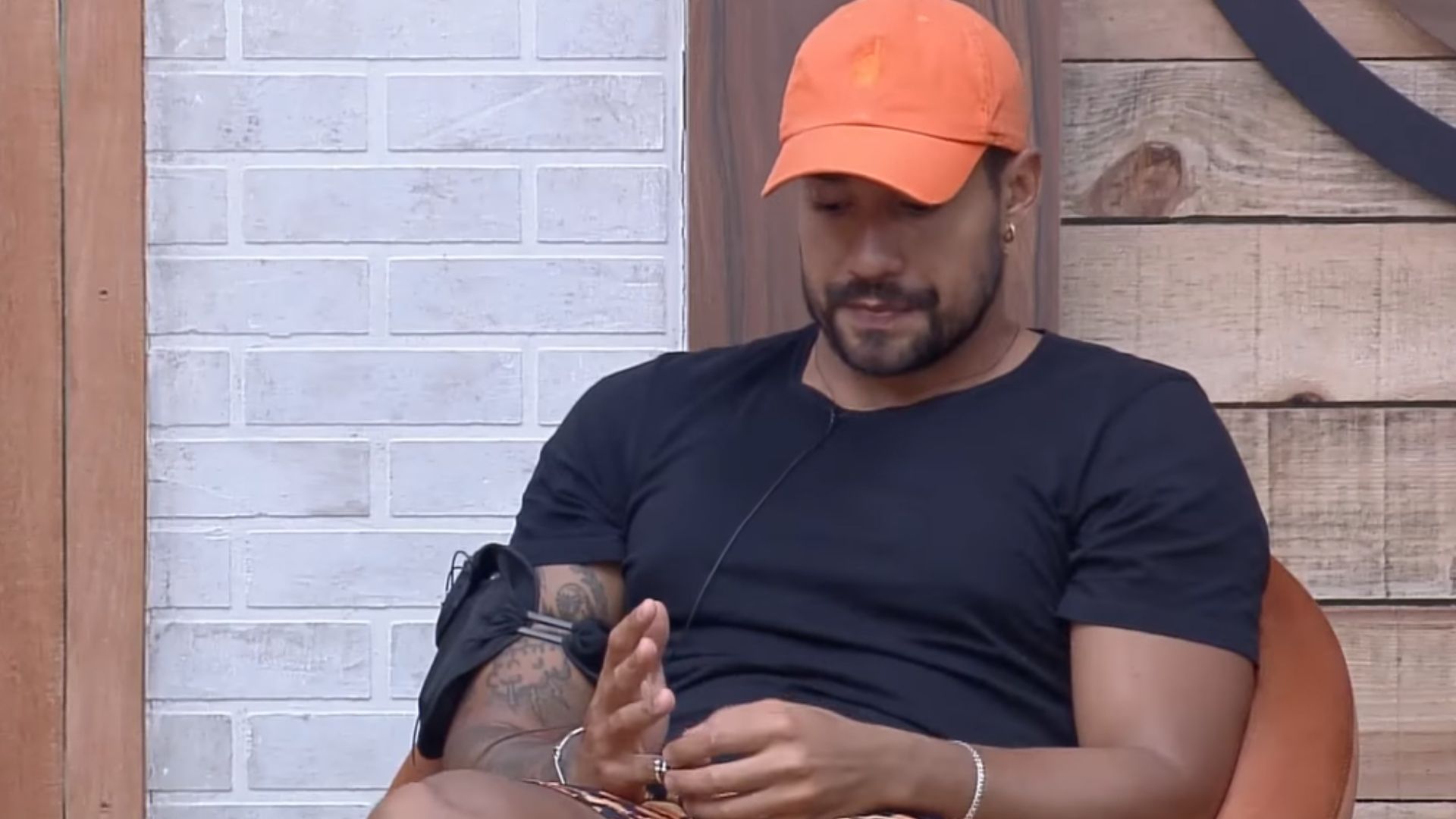 Bil Araújo revela que já recebeu propostas de sexo em trabalhos: “Teste do sofá”