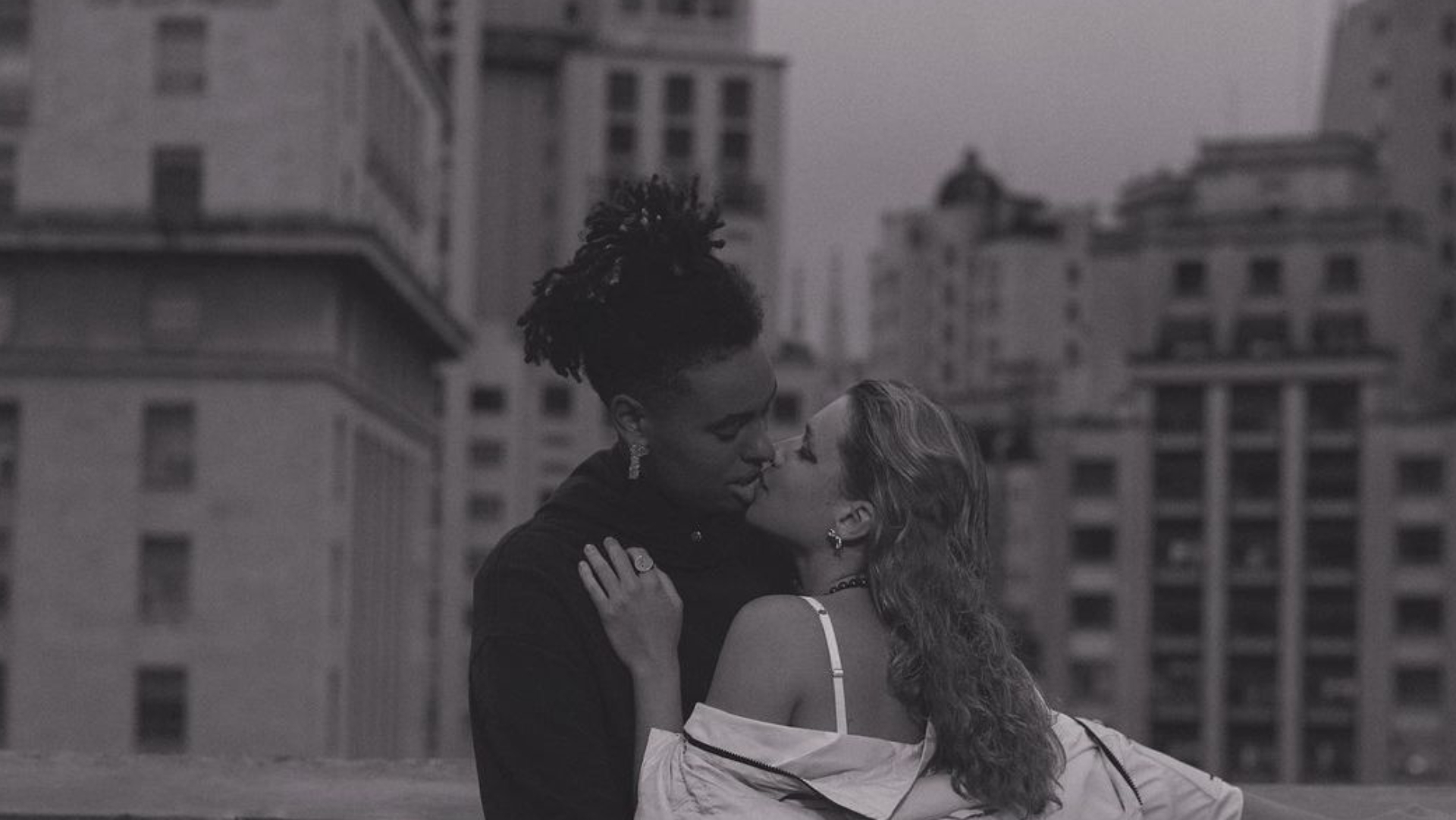 Bruna Linzmeyer troca beijão de cinema com a namorada e recebe mão boba: “Lindas”
