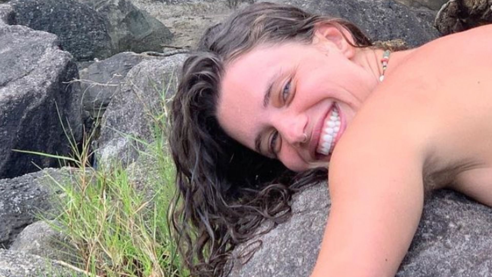 Liberdade! Bruna Linzmeyer deixa os seios livres em clique ousado: “Feliz demais”