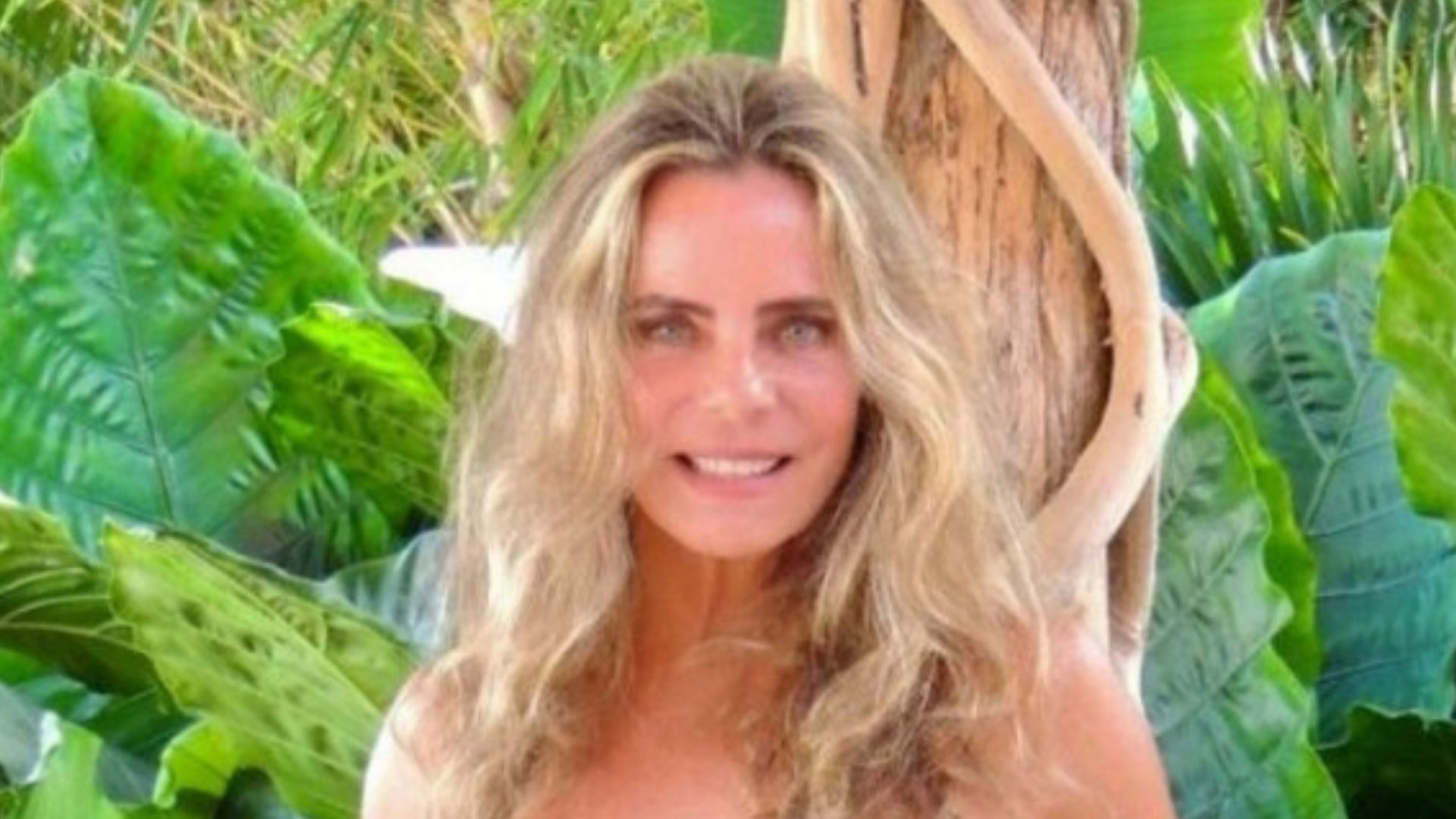 Aos 69 anos, Bruna Lombardi posa nua e se cobre apenas com folha: “Eva”