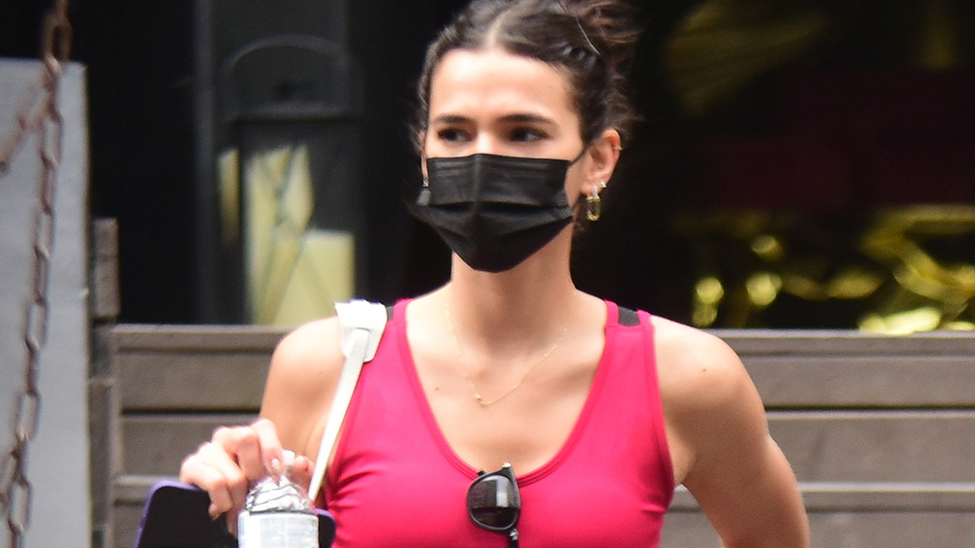 Bruna Marquezine ostenta cinturinha PP ao sair da academia