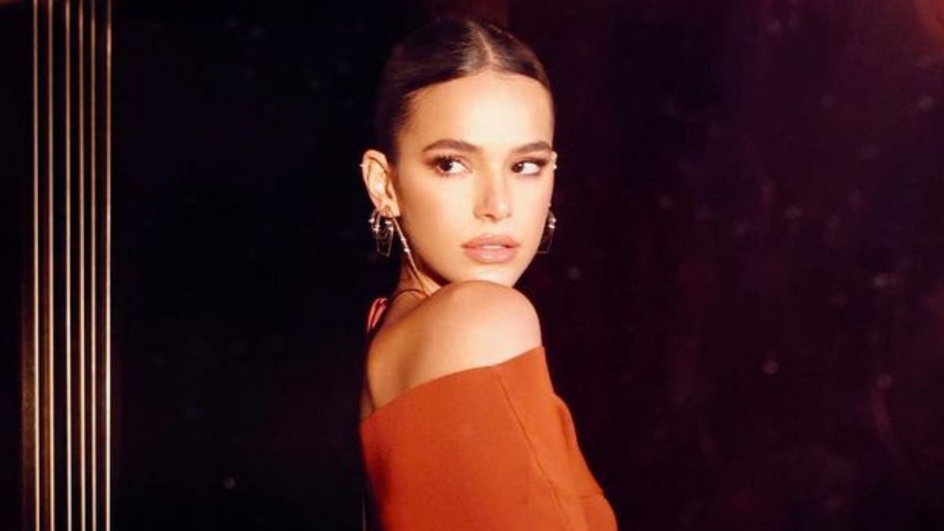 Bruna Marquezine deixa barriga lisinha de fora em look poderoso: “Como pode?”