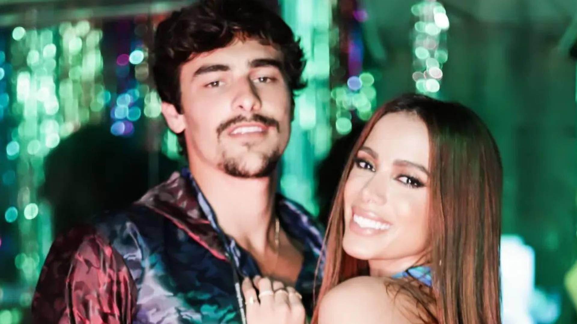 Após flerte na web, Anitta abocanha ex-namorado galã de Sasha Meneghel em festa