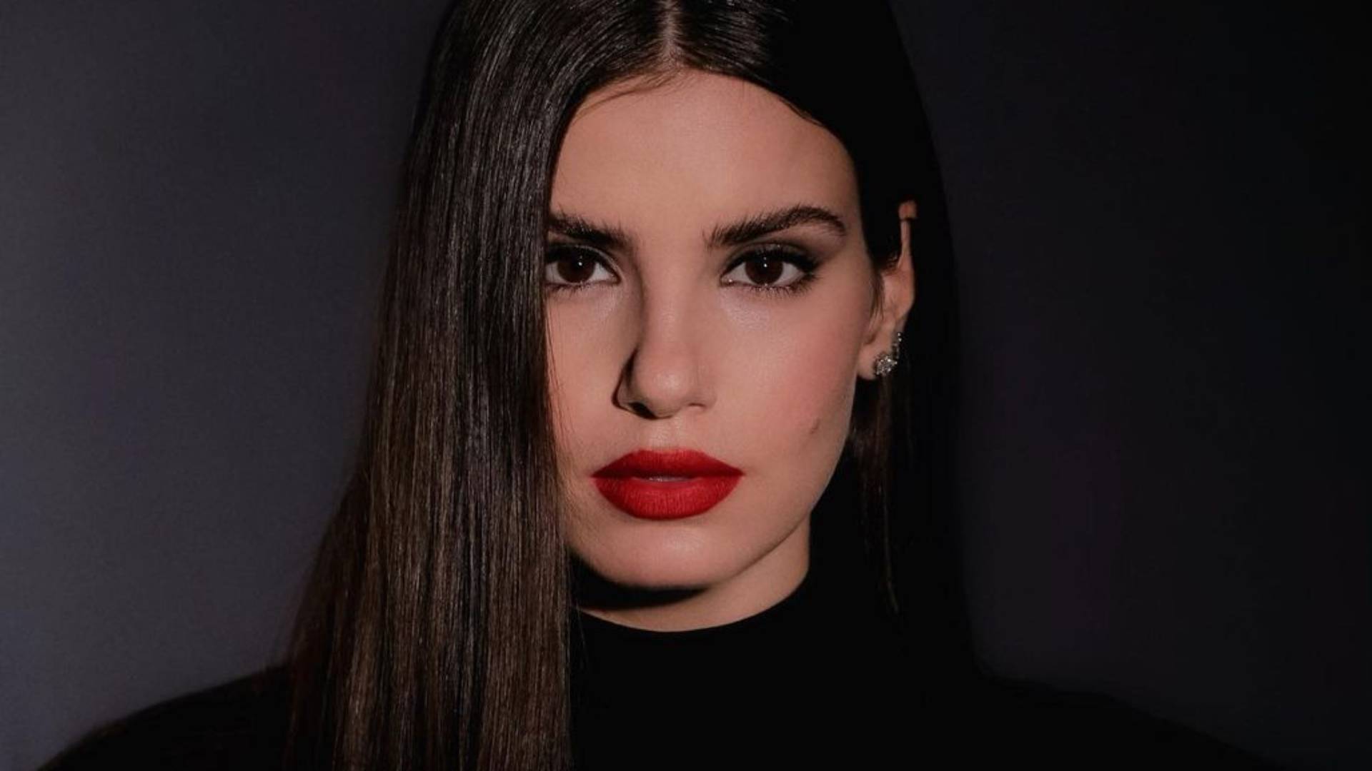 Após demissão, Globo adota medida interna para fingir que Camila Queiroz não existe