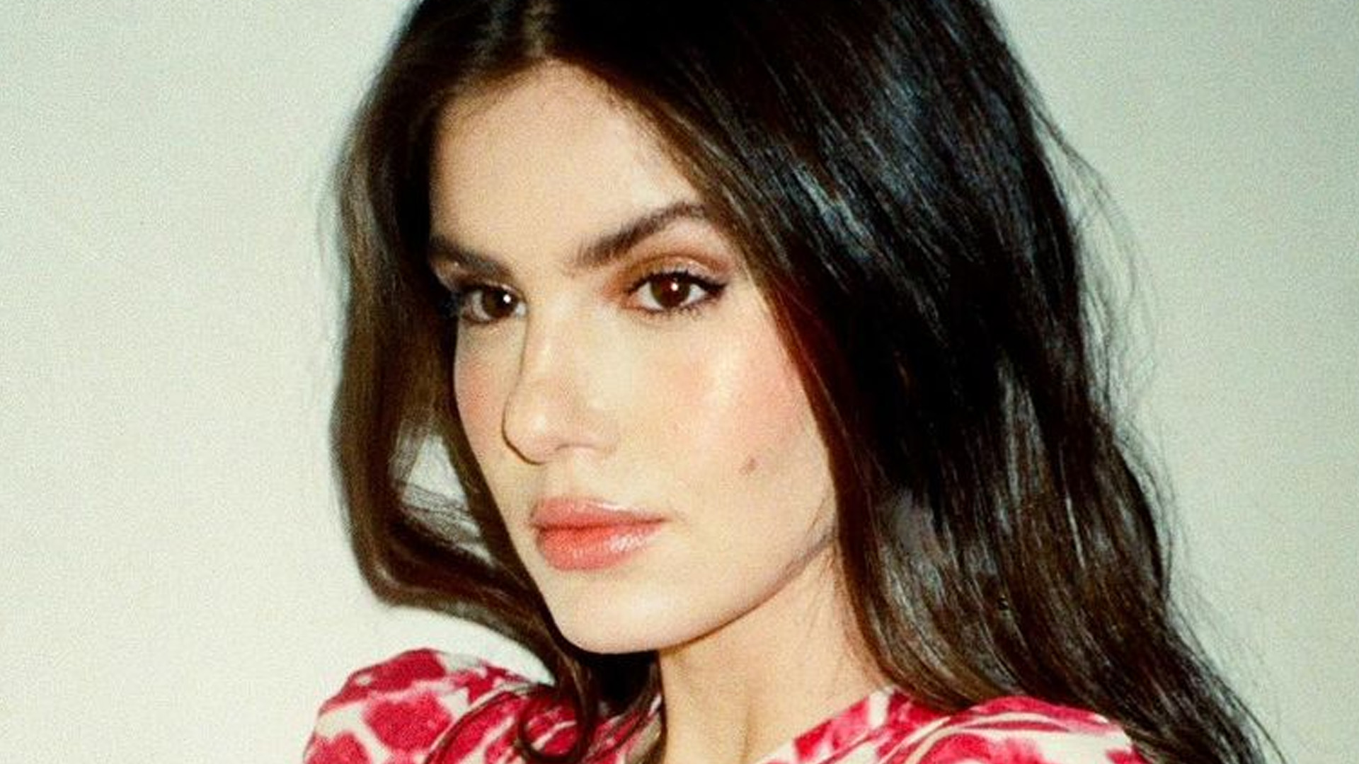 Camila Queiroz faz primeira aparição após saída da Globo: “Coragem e gentileza”