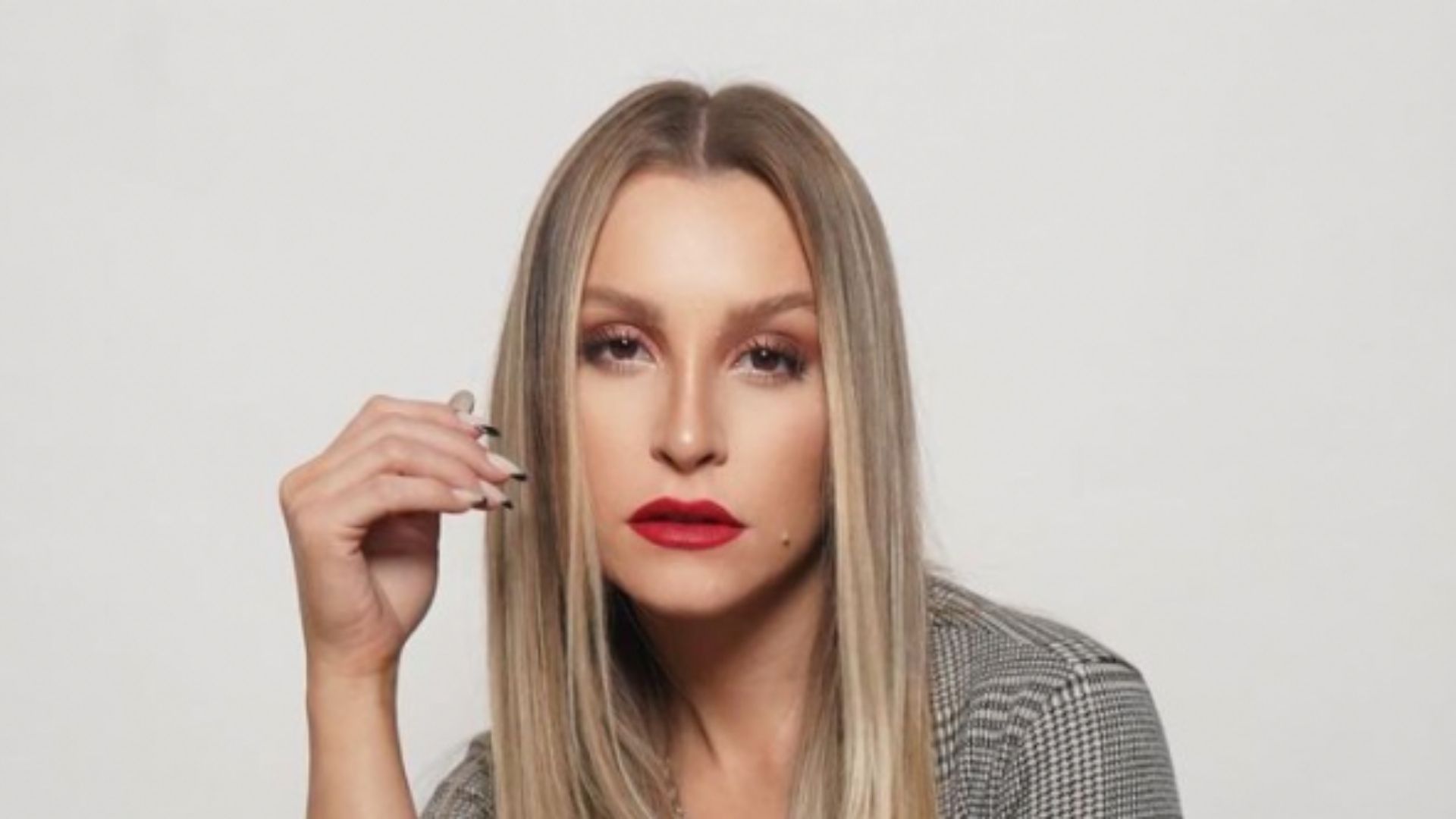 Ex-BBB Carla Diaz causa com vestido micro, saltão e pernões à mostra: “Espetáculo”