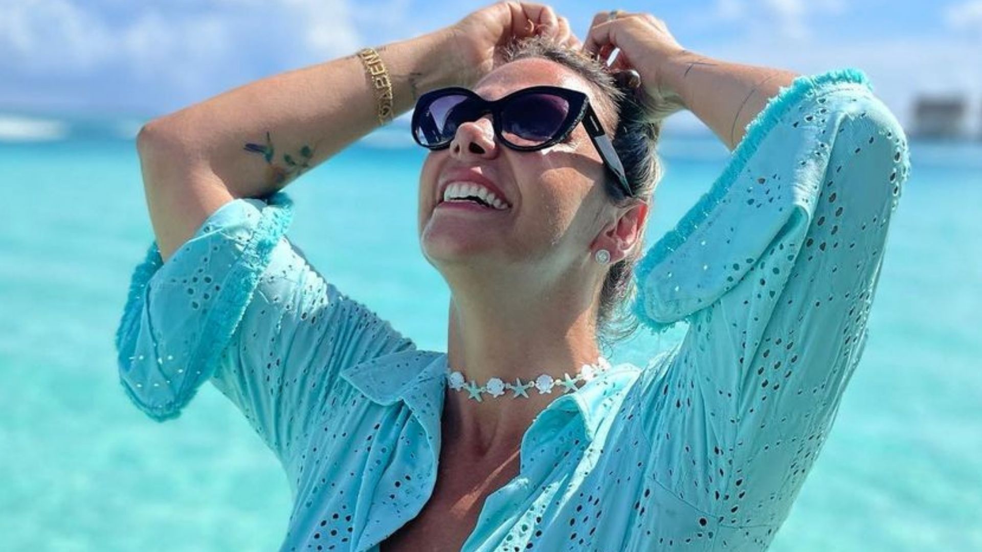 Nas Maldivas, Carla Perez exibe corpo privilegiado à beira-mar: “Deusa”
