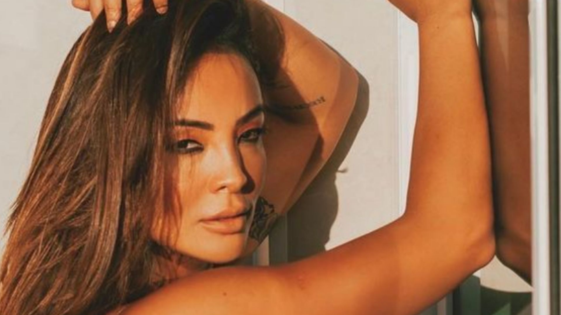 Carol Nakamura ostenta bumbum enorme usando maiô fio-dental: “Oitava maravilha”