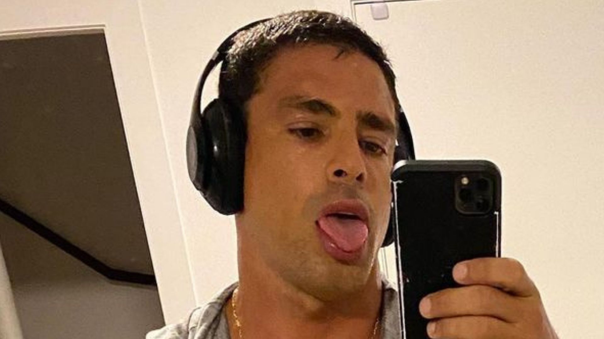 Cauã Reymond posa suado com camisa coladinha e arranca suspiros: “Gostoso”