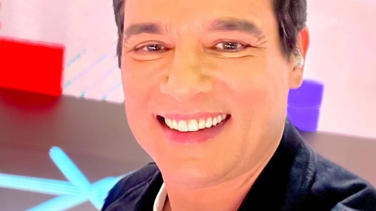 Celso Portiolli resgata foto da juventude e visual diferentão rouba a cena: “Peruca?”
