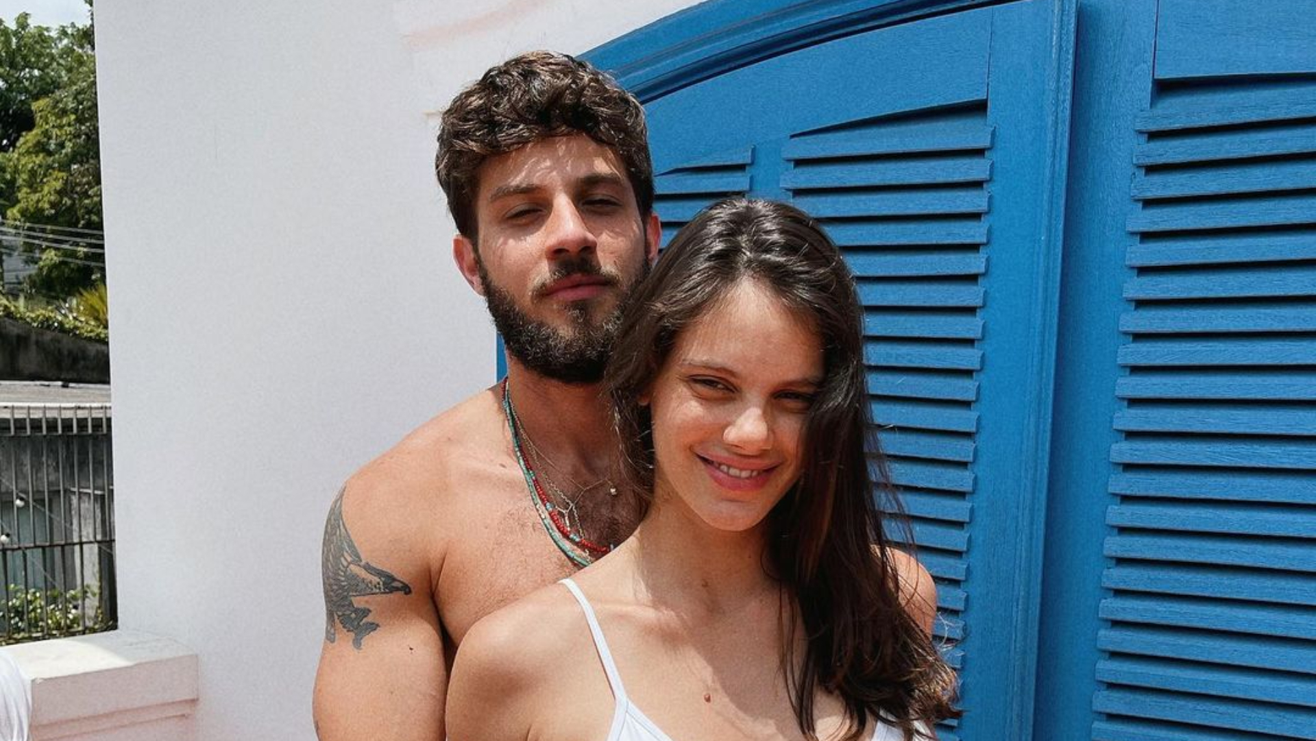 Chay Suede dá beijos no barrigão da esposa e não esconde ansiedade: “Vem, filho”
