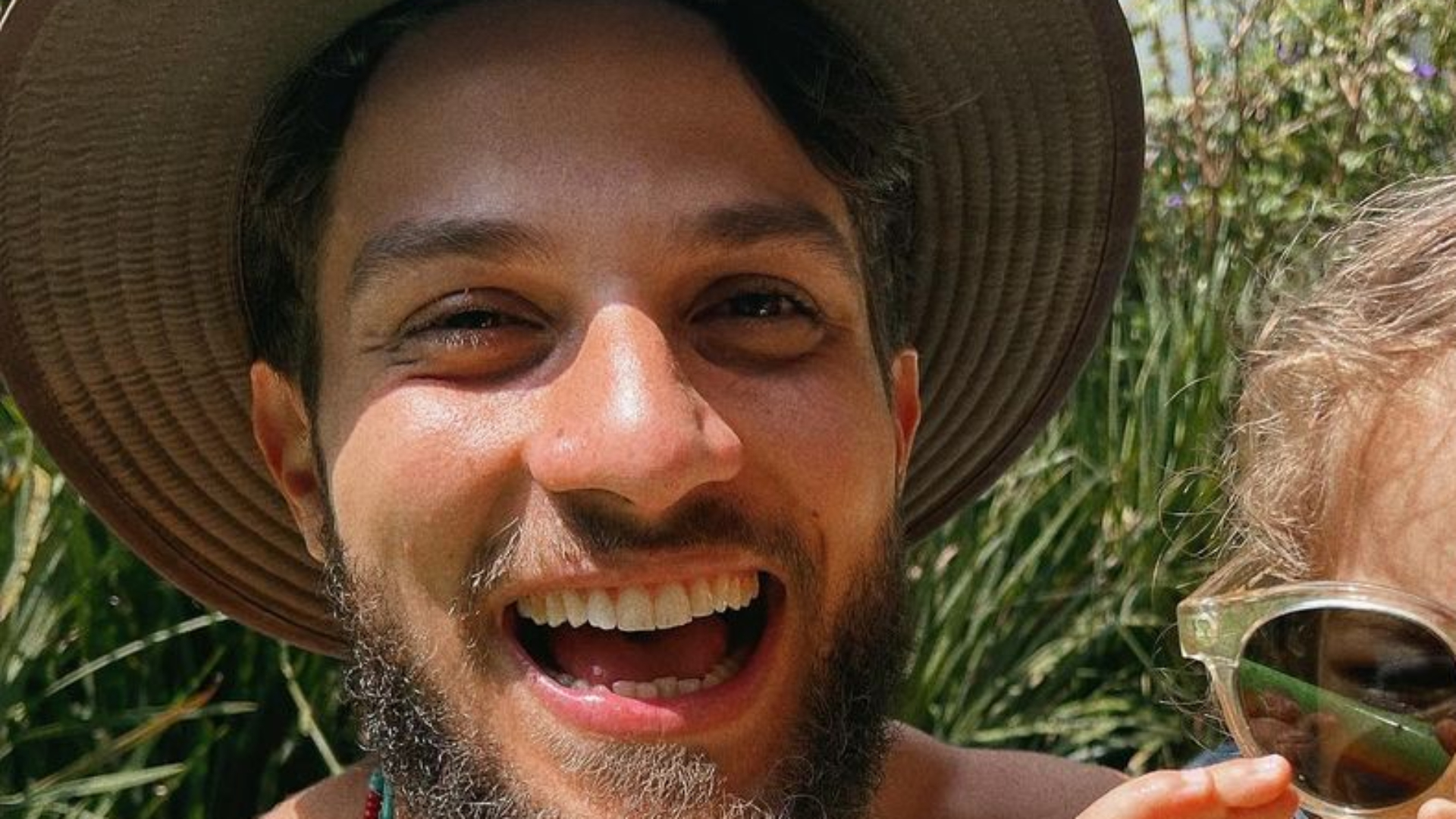 Chay Suede surge em momento fofíssimo com a filha e pequena rouba a cena: “Linda”