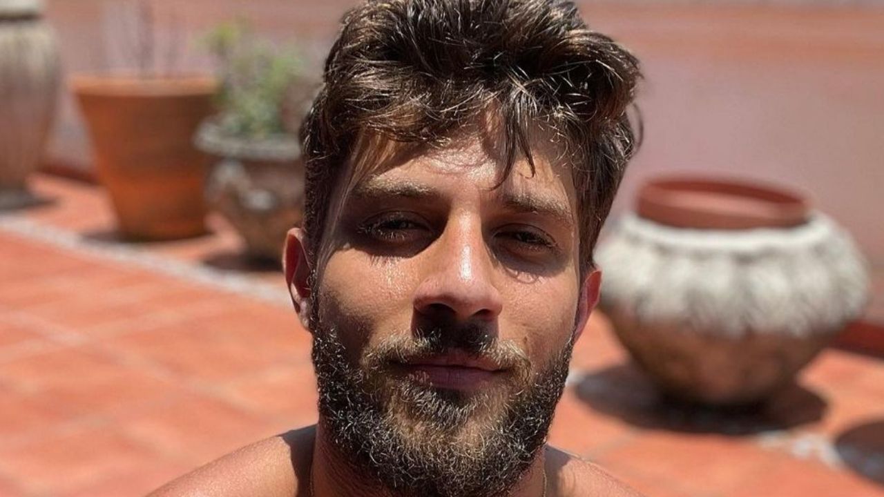 Chay Suede posa sem camisa exibindo braços musculosos e deixa fãs babando: “Gostoso”