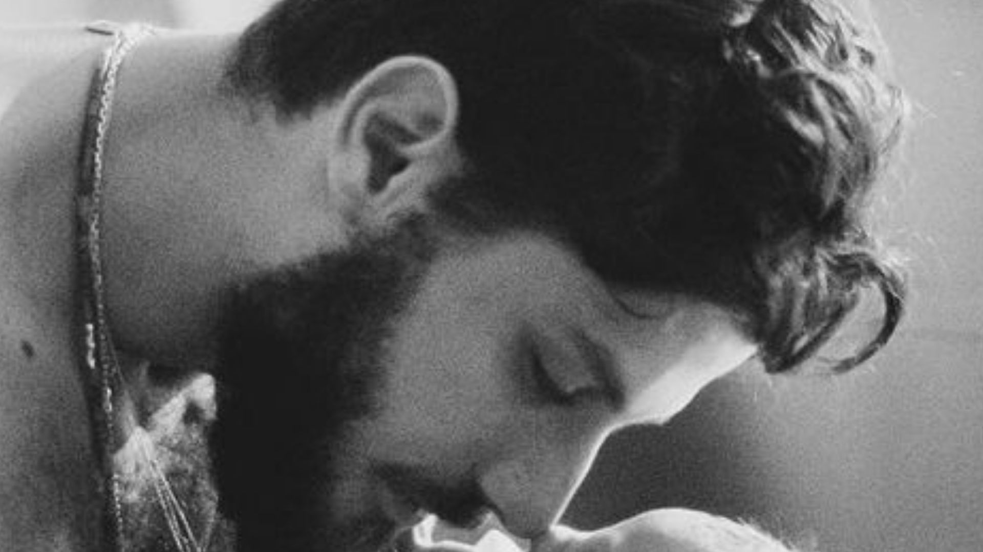 Chay Suede mostra momento fraterno com o filho caçula e emociona com declaração