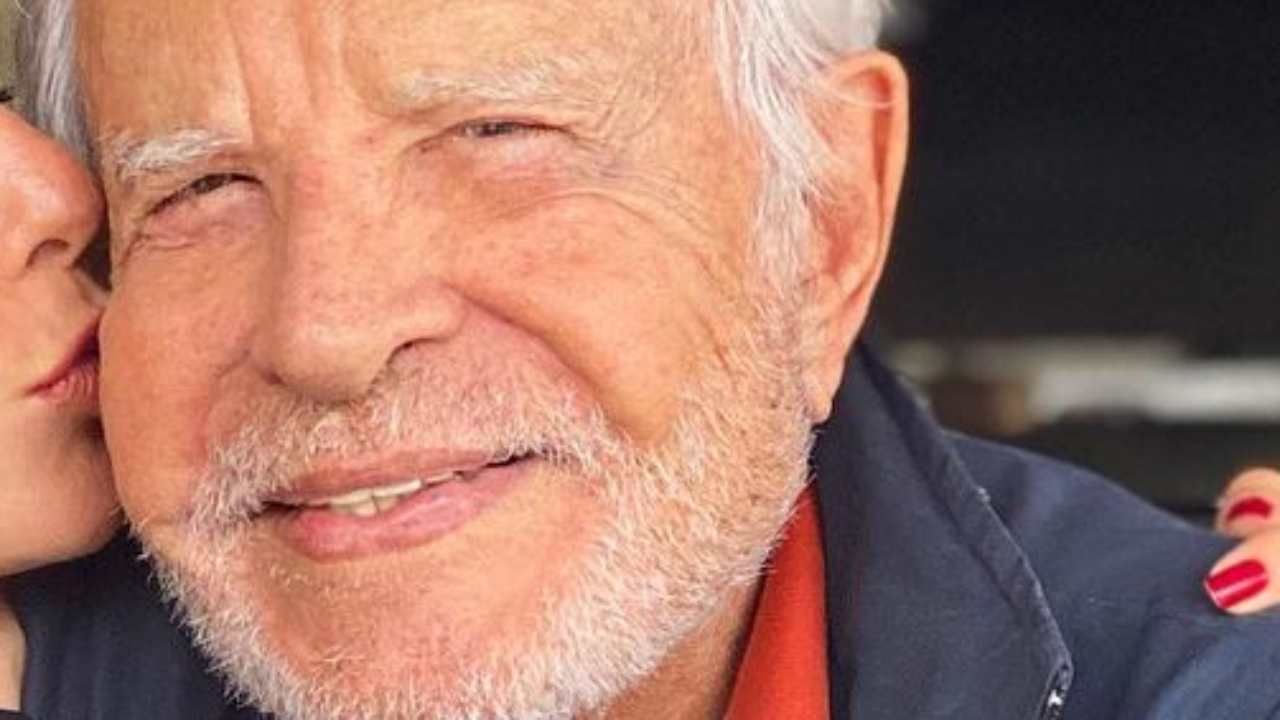 Cid Moreira ganha beijão e celebra 21 anos de casamento com Fátima Sampaio: “Minha vida”