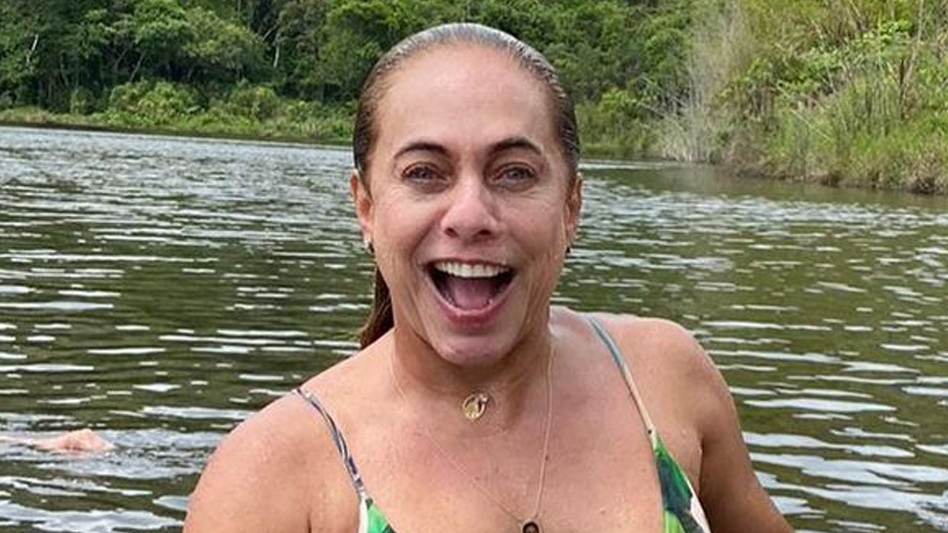 Cissa Guimarães exibe corpão de biquíni após saída da Globo: “Admirável”