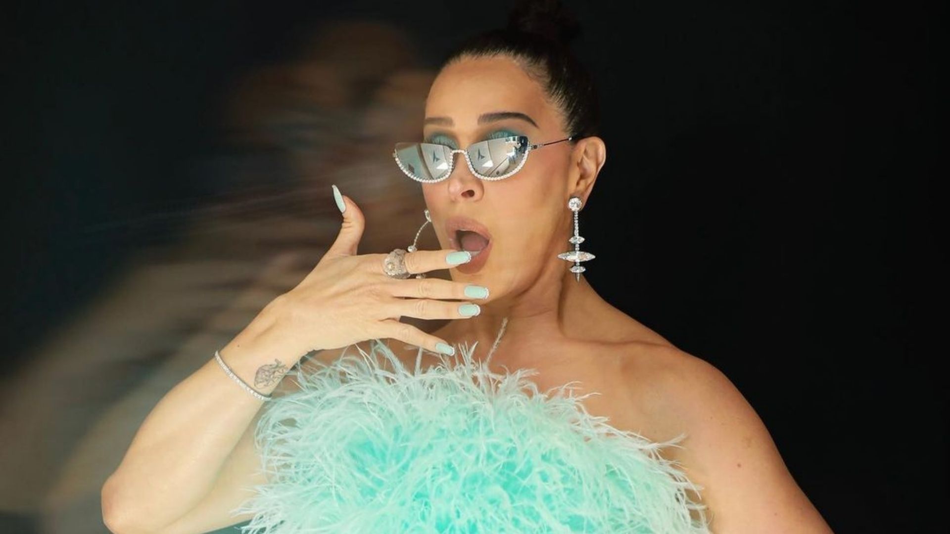 Claudia Raia deixa pernões à mostra em vestidinho escandaloso: “Rainha, né?”