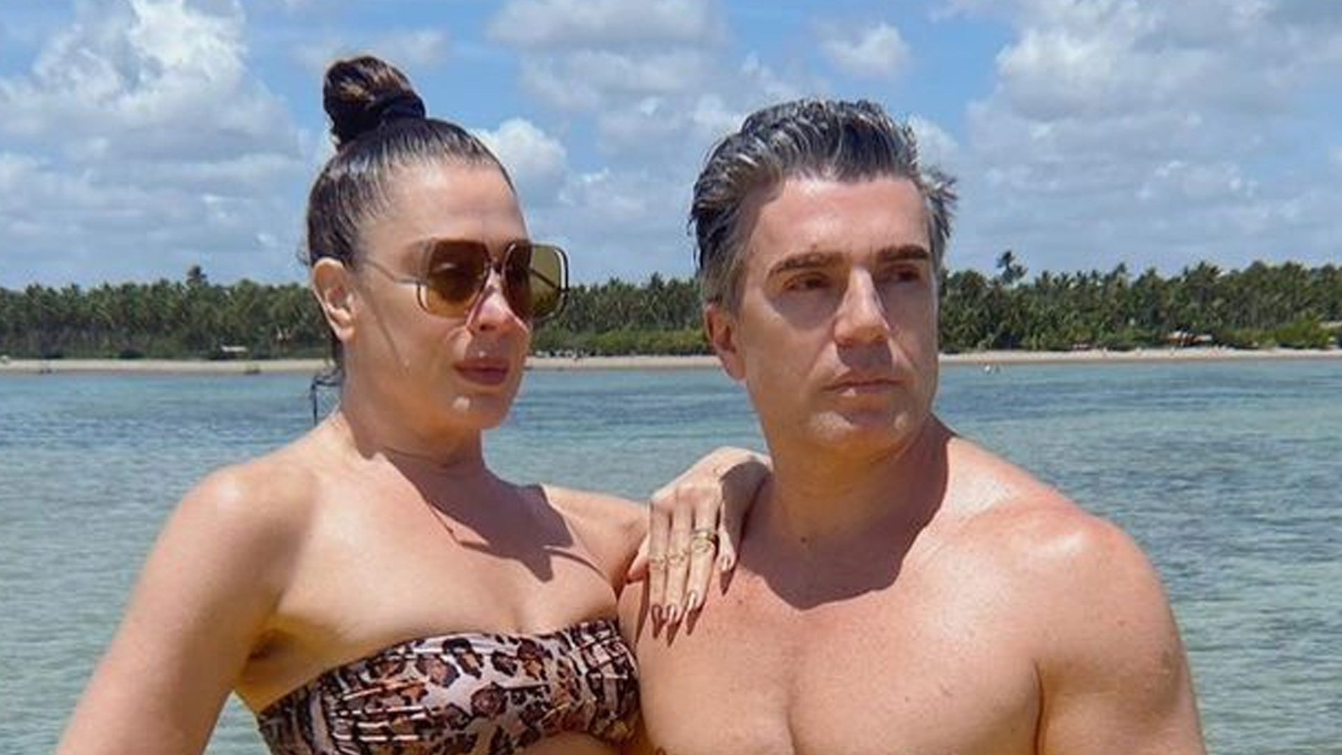 Claudia Raia curte praia com o marido e mostra boa forma: “Corpo de sereia”