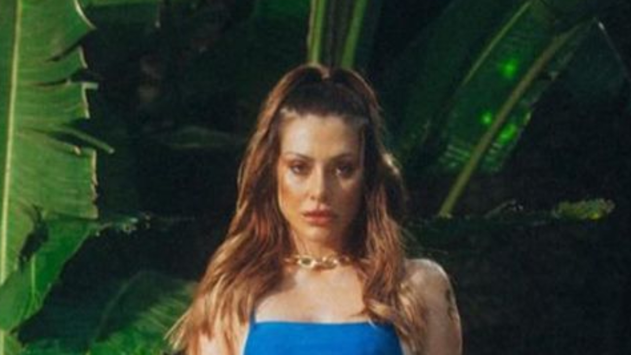 De maiô justinho, Cleo faz carão e mostra físico turbinado à beira da piscina: “Sem defeitos!”