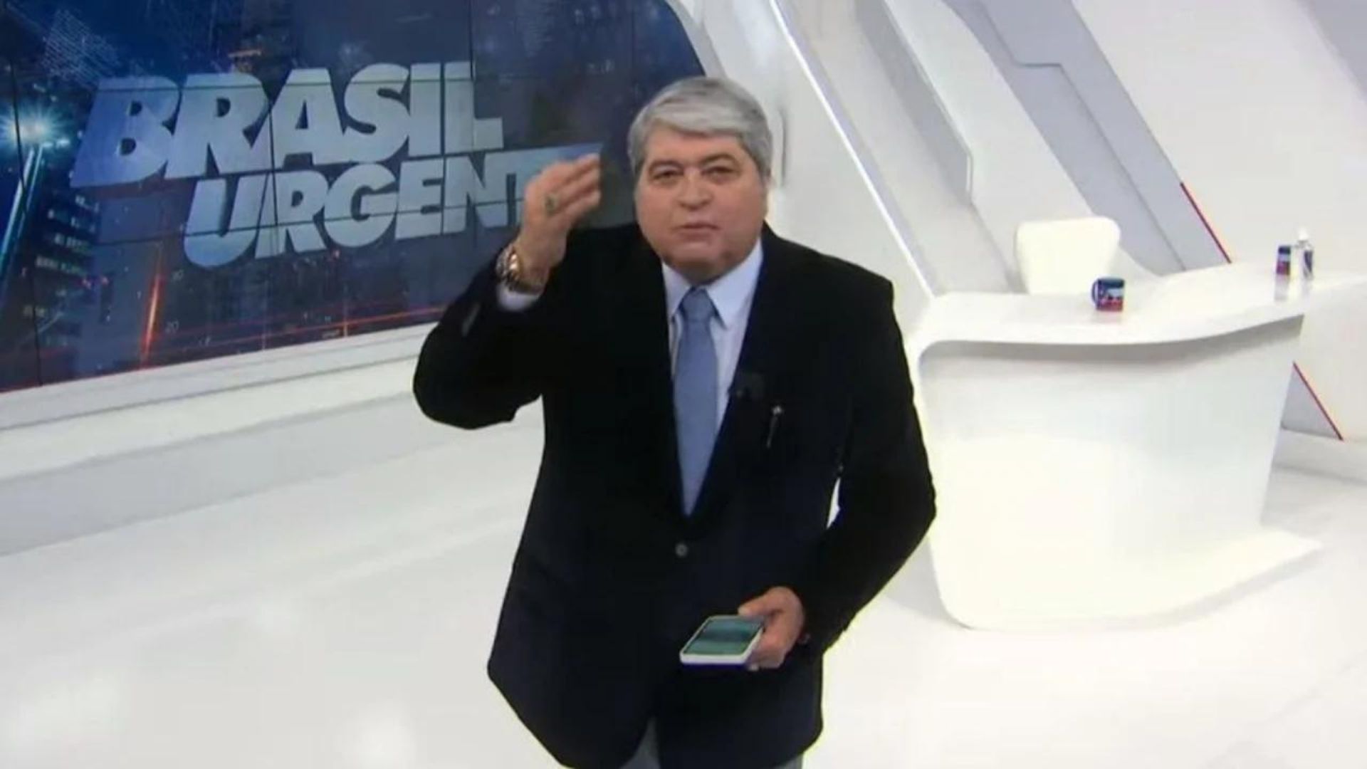 Climão! Datena se irrita e treta com diretora ao vivo: “Você deixa eu acabar?”