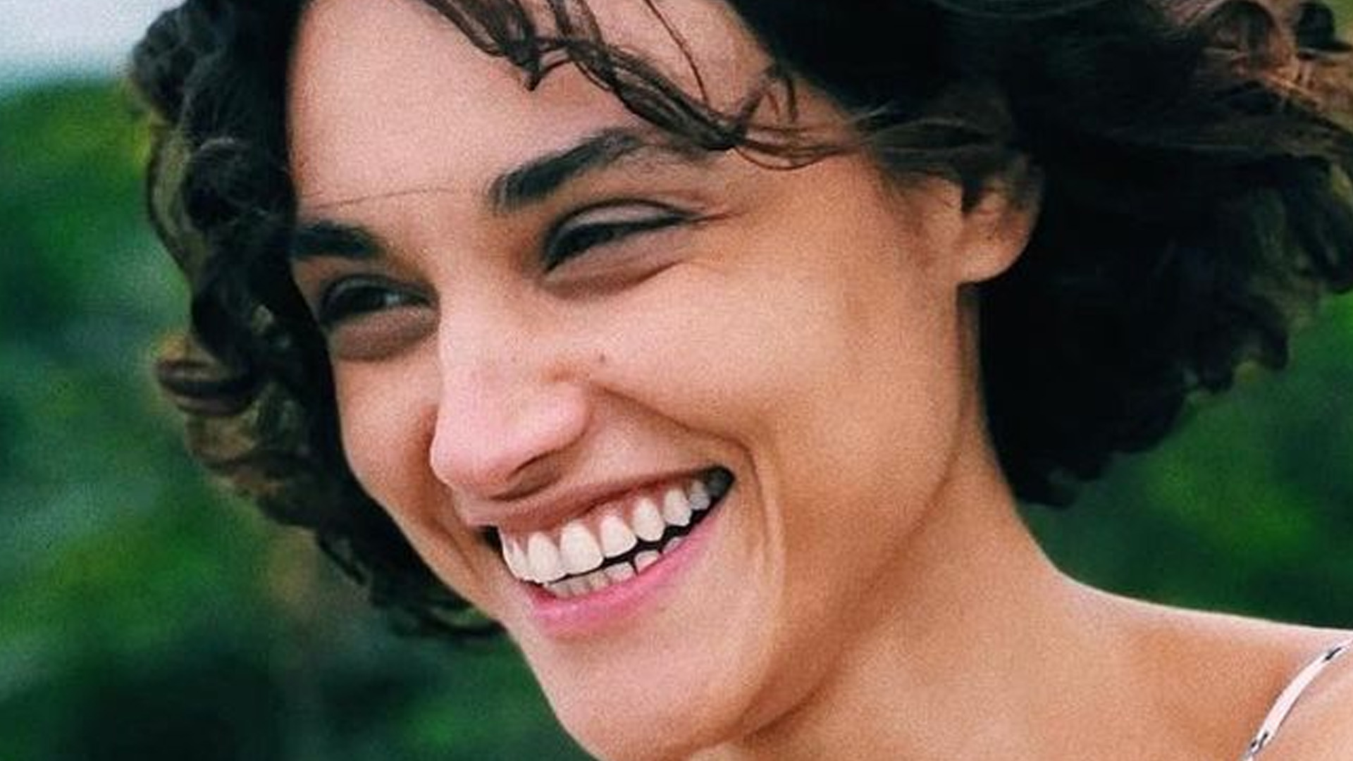 Débora Nascimento pega onda de biquíni e exibe corpo sarado: “Sereia”