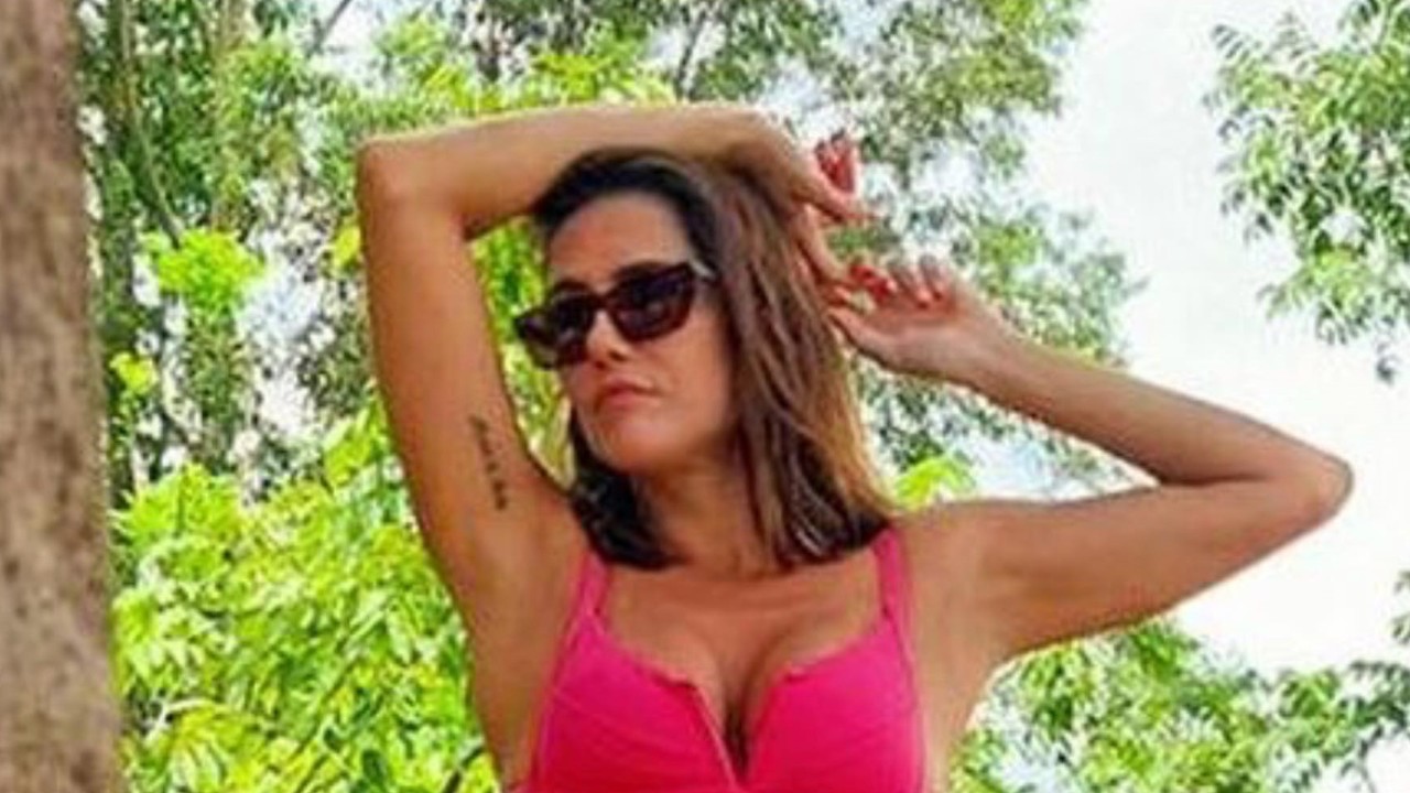 Dona de um corpão absurdo, Deborah Secco ostenta abdômen sarado de biquíni: “Quase morri”