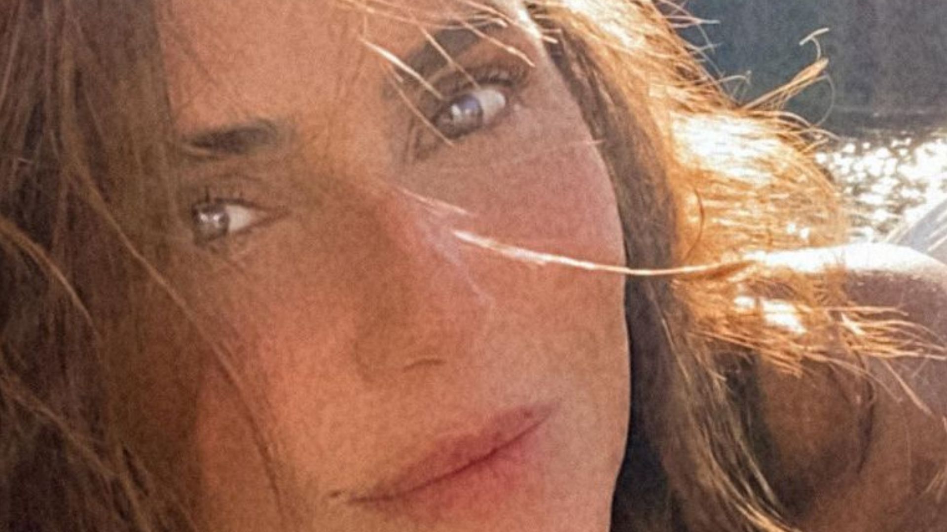 Deborah Secco renova bronzeado e empina bumbum avantajado: “Poderosa”
