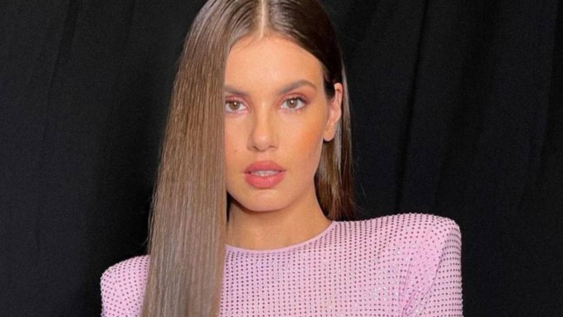 Queimado! Empresário de Camila Queiroz é proibido de pisar nos estúdios da TV Globo