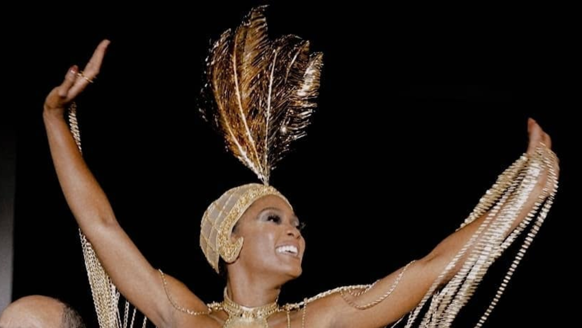 Erika Januza se emociona após ser coroada Rainha de Bateria: “Me sinto realizada”